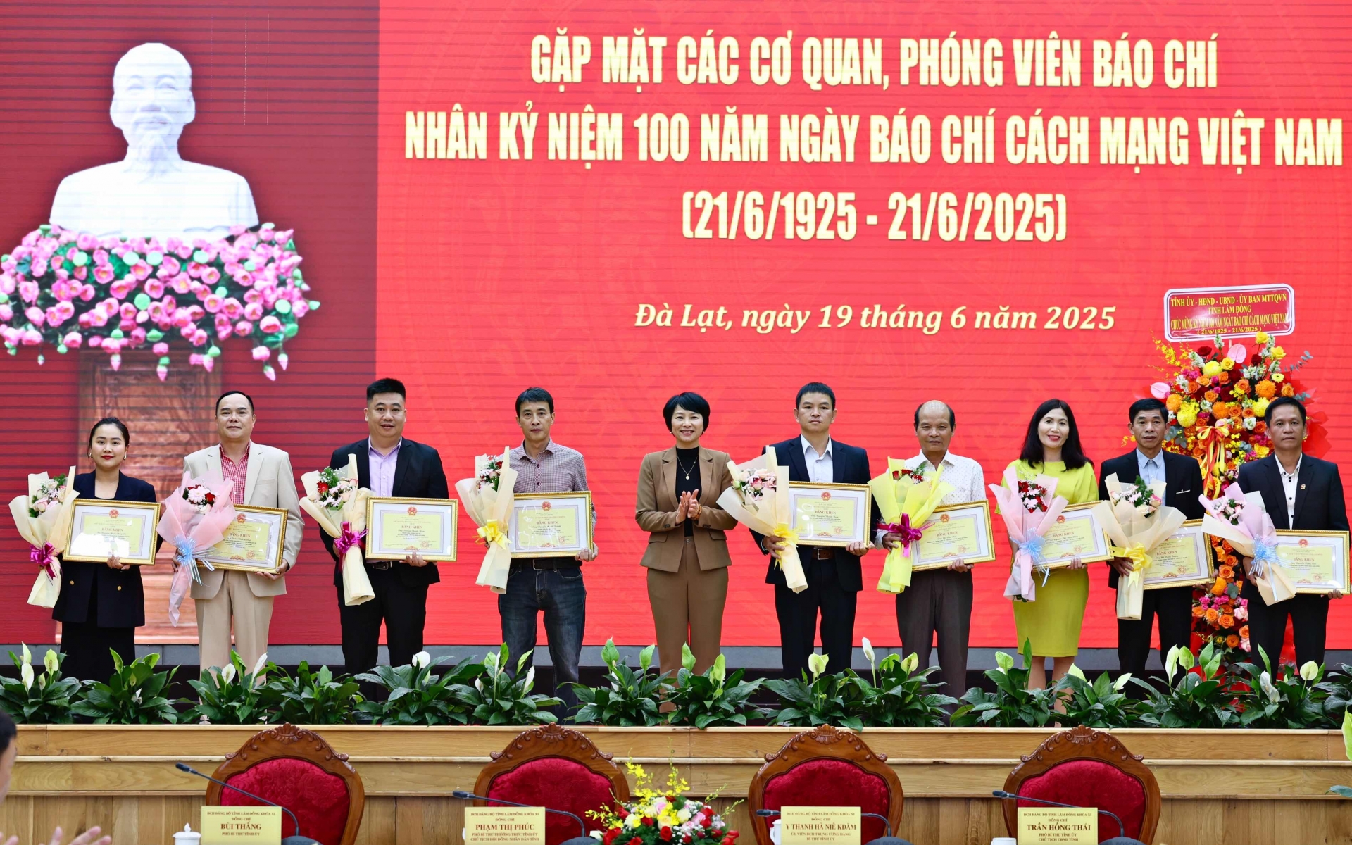 Đồng chí Phạm Thị Phúc - Phó Bí thư Thường trực Tỉnh uỷ, Chủ tịch HĐND tỉnh trao Bằng khen cho các nhà báo có thành tích xuất sắc tiêu biểu trong hoạt động báo chí trên địa bàn tỉnh Lâm Đồng