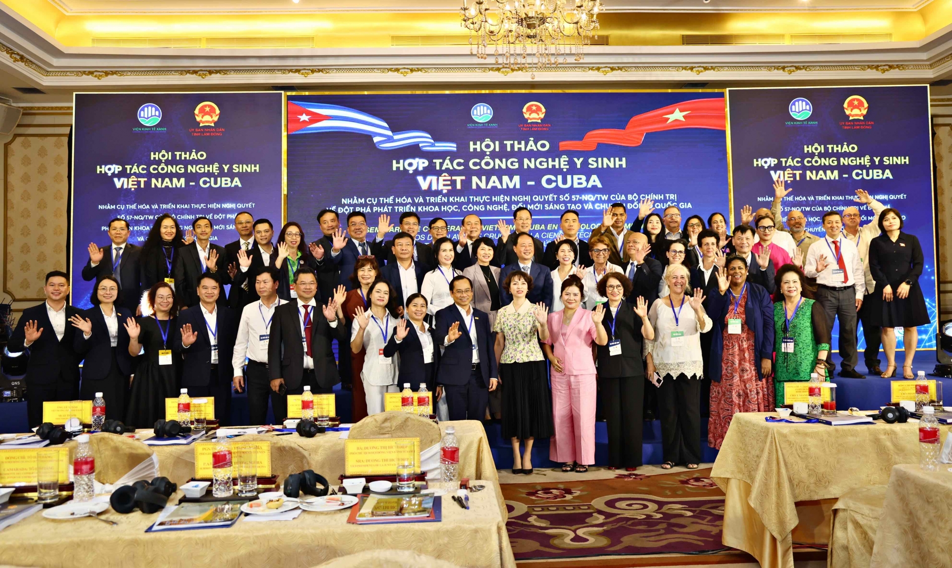 Các đại biểu Việt Nam- Cu Ba chụp hình lưu niệm tại Hội thảo