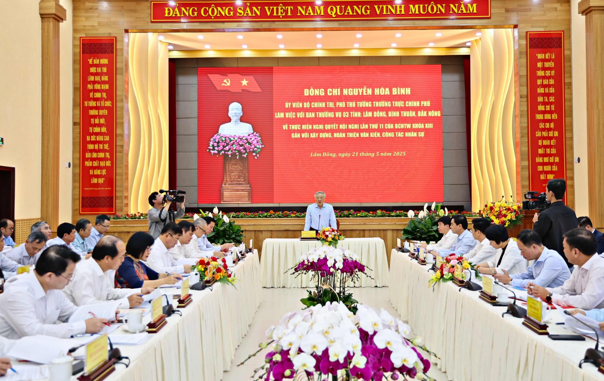 Đồng chí Nguyễn Hoà Bình - Ủy viên Bộ chính trị, Phó Thủ tướng Thường trực Chính phủ làm việc với Ban Thường vụ Tỉnh ủy 3 tỉnh Lâm Đồng, Bình Thuận, Đắk Nông ngày 21/5