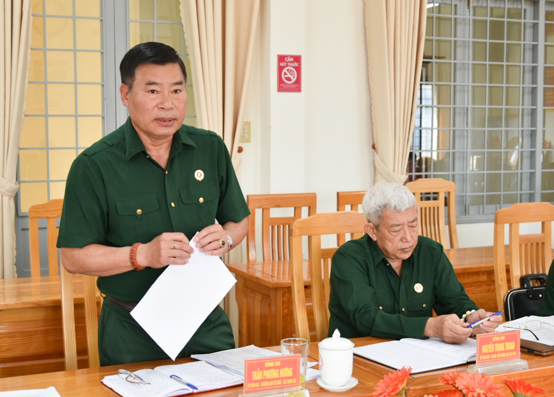 Ông Trần Phương Hướng - Trưởng ban tổ chức - Xây dựng Hội CCB tỉnh trao đổi một số nội dung về công tác tổ chức, cán bộ 