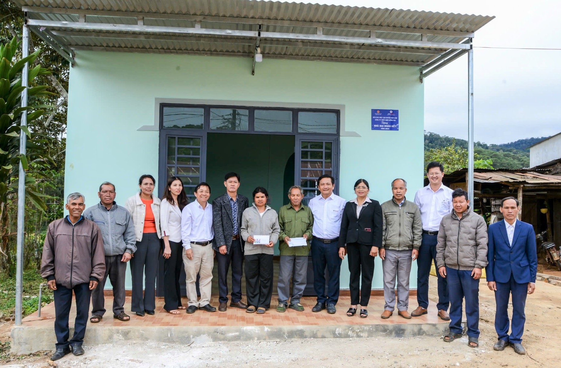 Lãnh đạo Công ty Thủy điện Đồng Nai và Chính quyền địa phương trao nhà đại đoàn kết cho gia đình bà Ka Du (xã Lộc Lâm, huyện Bảo Lâm)