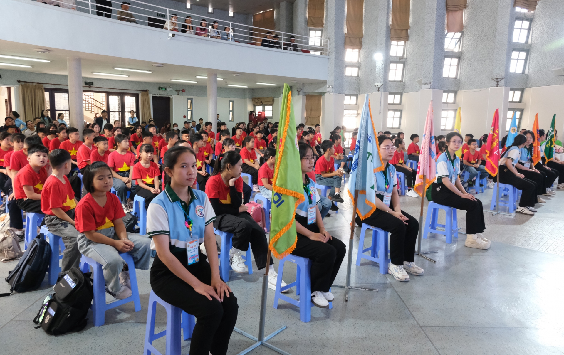 Các trại sinh được chia thành 8 tiểu đội