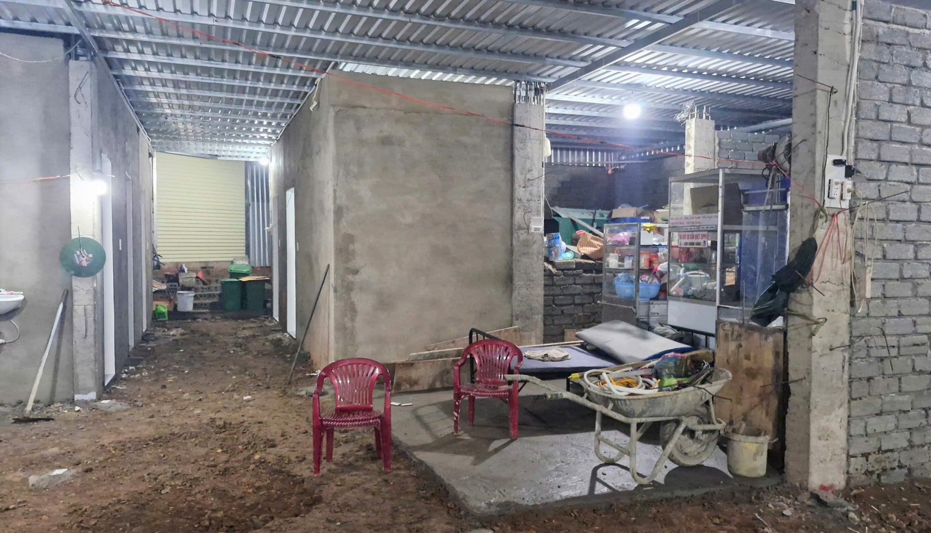 Hệ thống nhà vệ sinh được xây dựng kiên cố tại công trình vi phạm