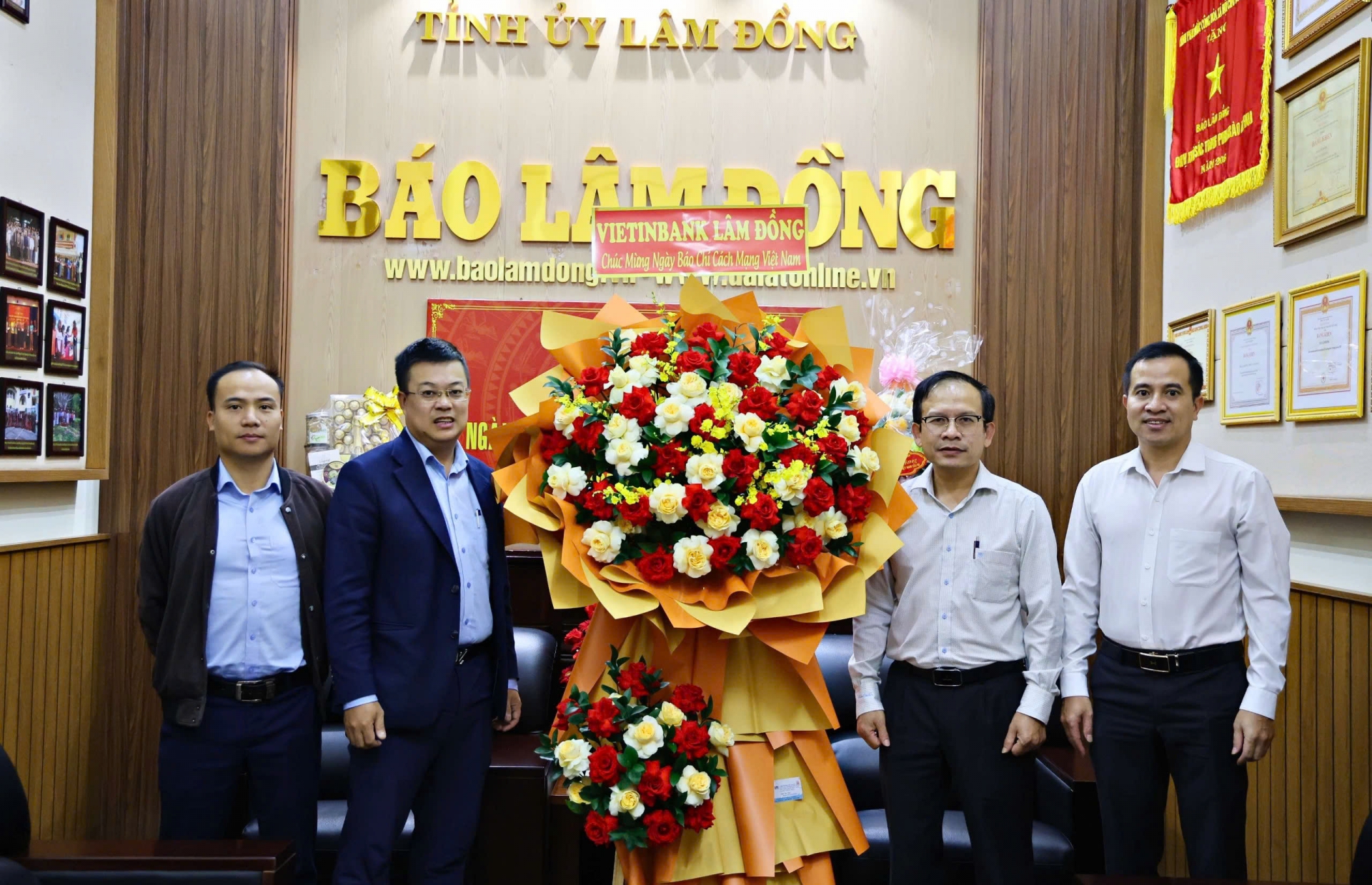 Lãnh đạo ngân hàng Viettinbank Lâm Đồng tặng hoa chúc mừng Báo Lâm Đồng