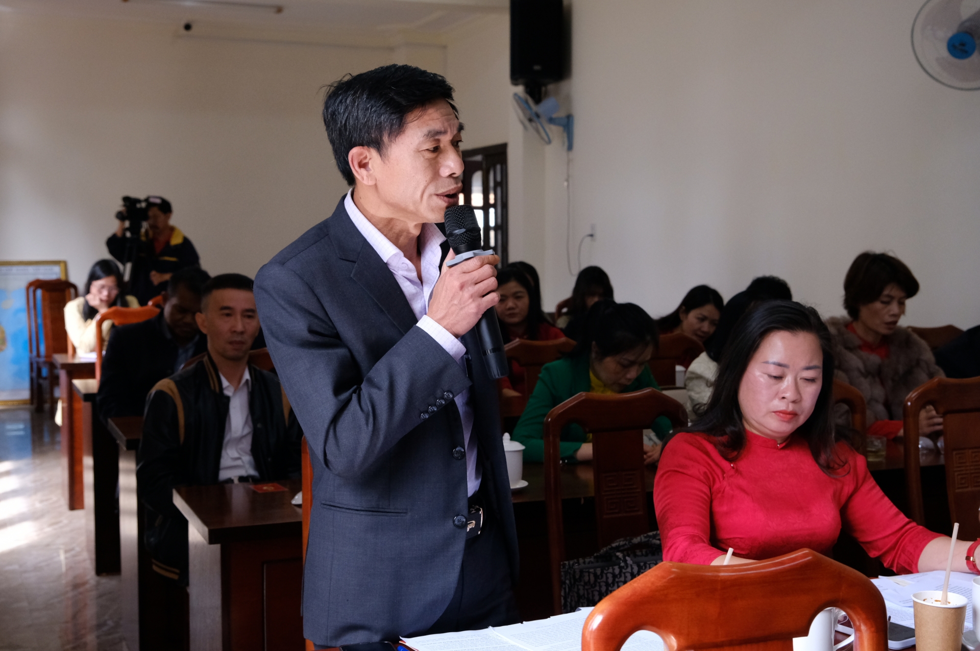 Đảng viên tham gia góp ý văn kiện đại hội
