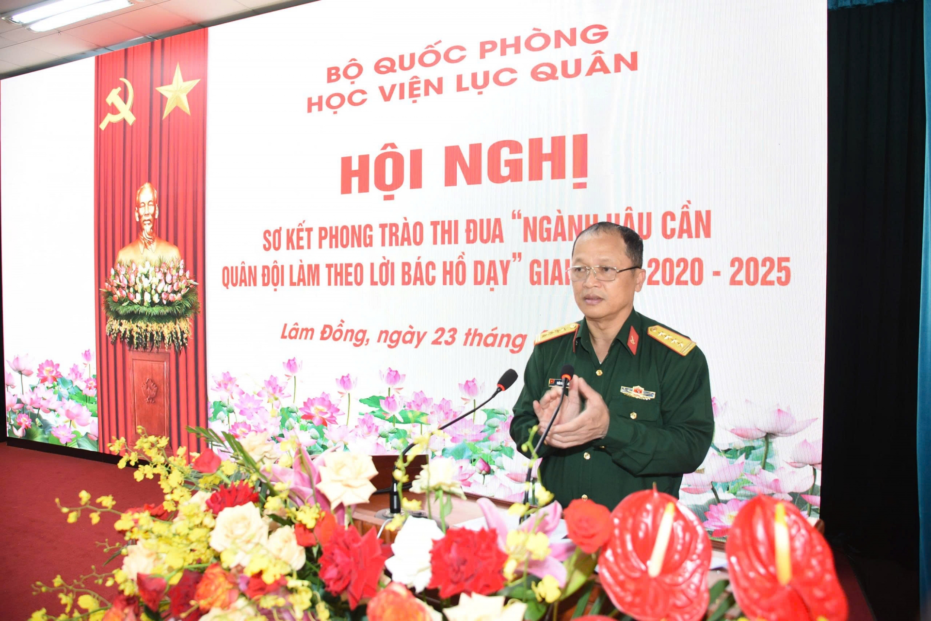 Đại tá Trần Ngọc Anh - Chủ nhiệm Hậu cần - Kỹ thuật/Học viện phát biểu tại hội nghị 