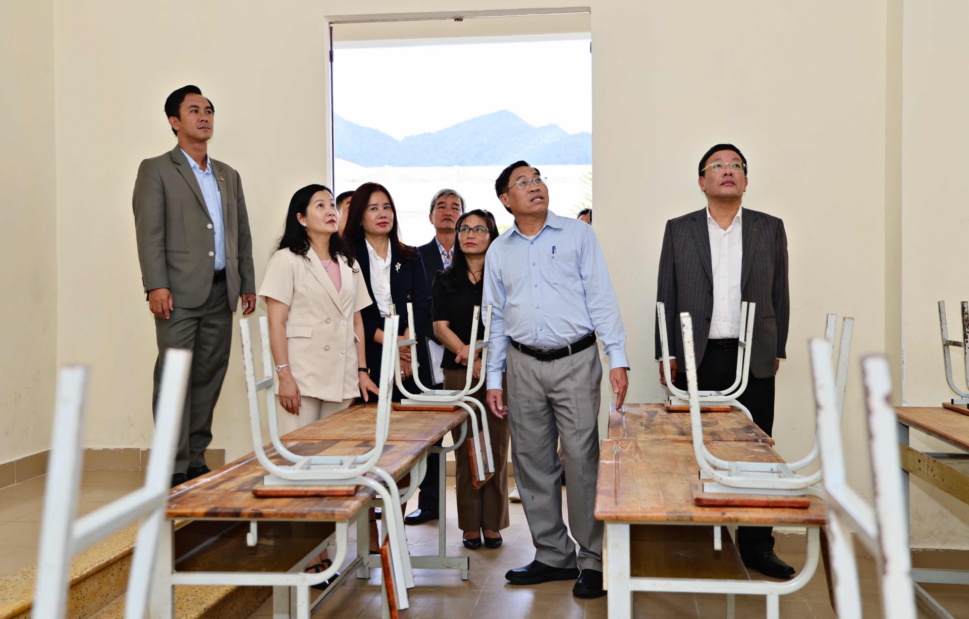 Phó Chủ tịch UBND tỉnh Lâm Đồng Võ Ngọc Hiệp kiểm tra công tác chuẩn bị phòng thi