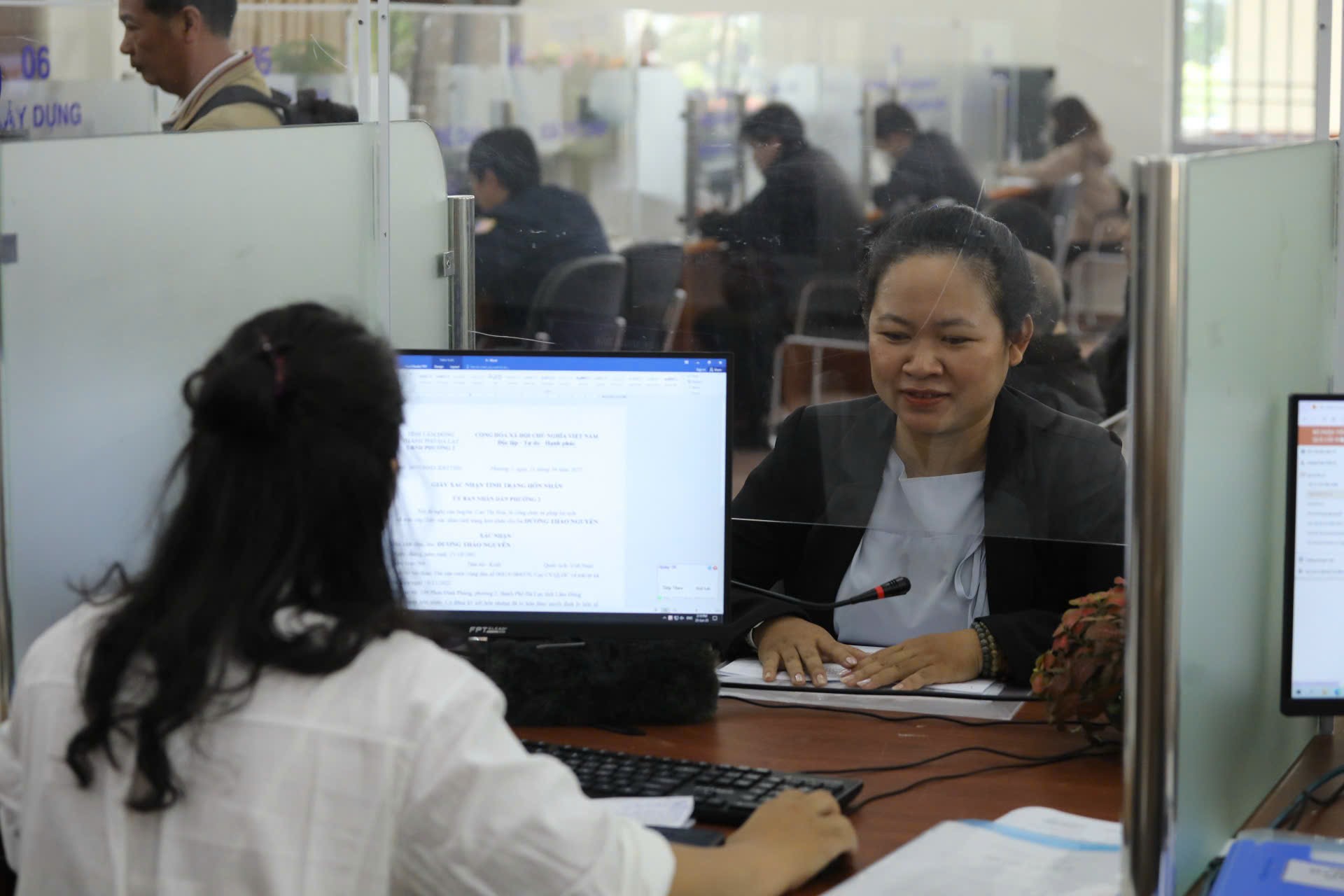 Đội ngũ cán bộ, công chức tận tình xử lý các thủ tục hành chính cho người dân 