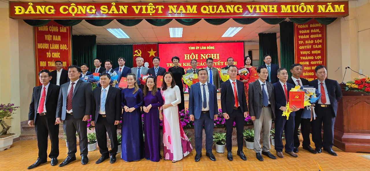 Đồng chí Phạm Thị Phúc - Phó Bí thư Tỉnh ủy, Chủ tịch HĐND tỉnh và các đồng chí lãnh đạo tỉnh trao Quyết định trao quyết định về công tác cán bộ cho Ban Thường vụ Đảng ủy Phường 1 Bảo Lộc