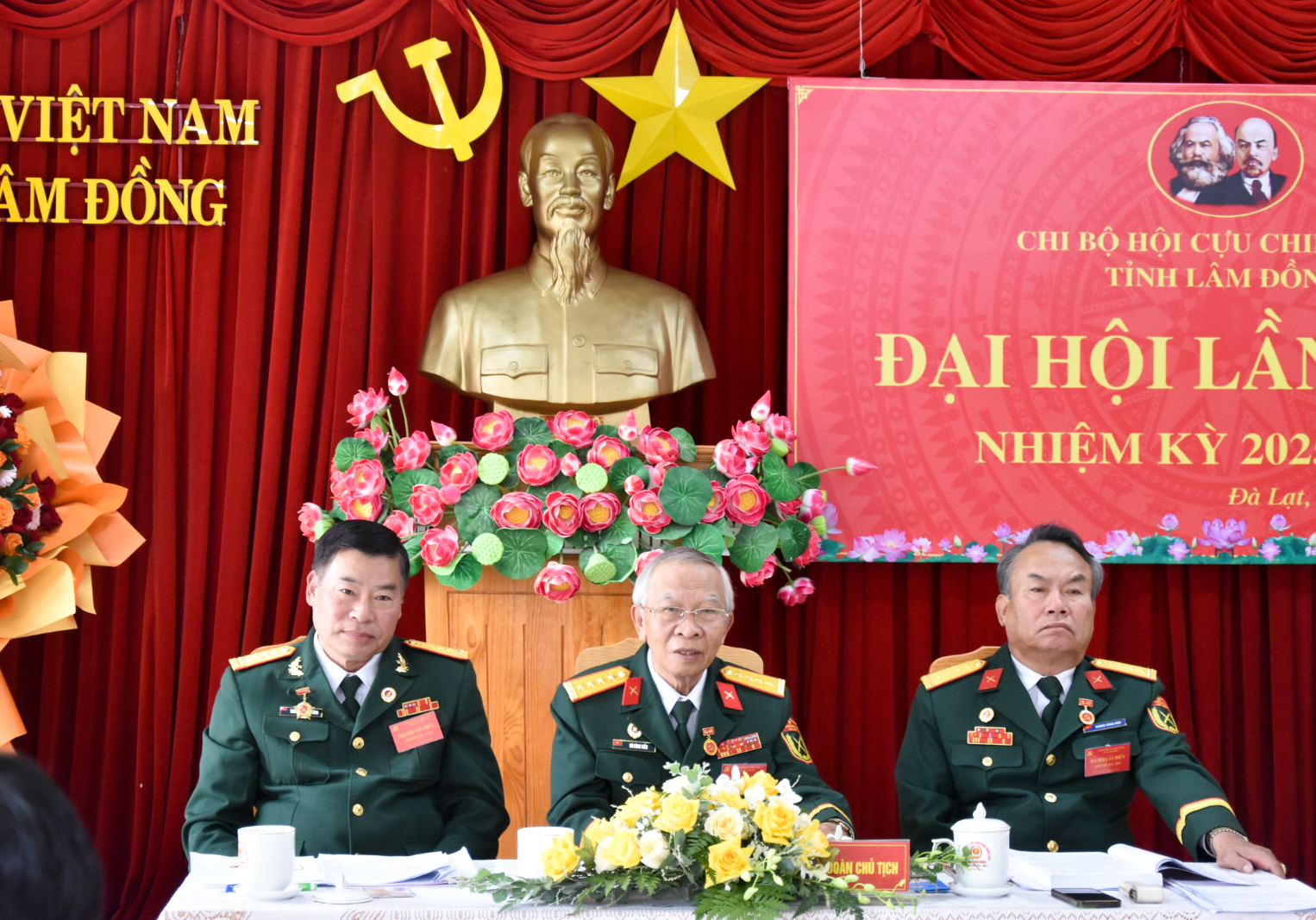 Đoàn chủ tịch điều hành Đại hội 