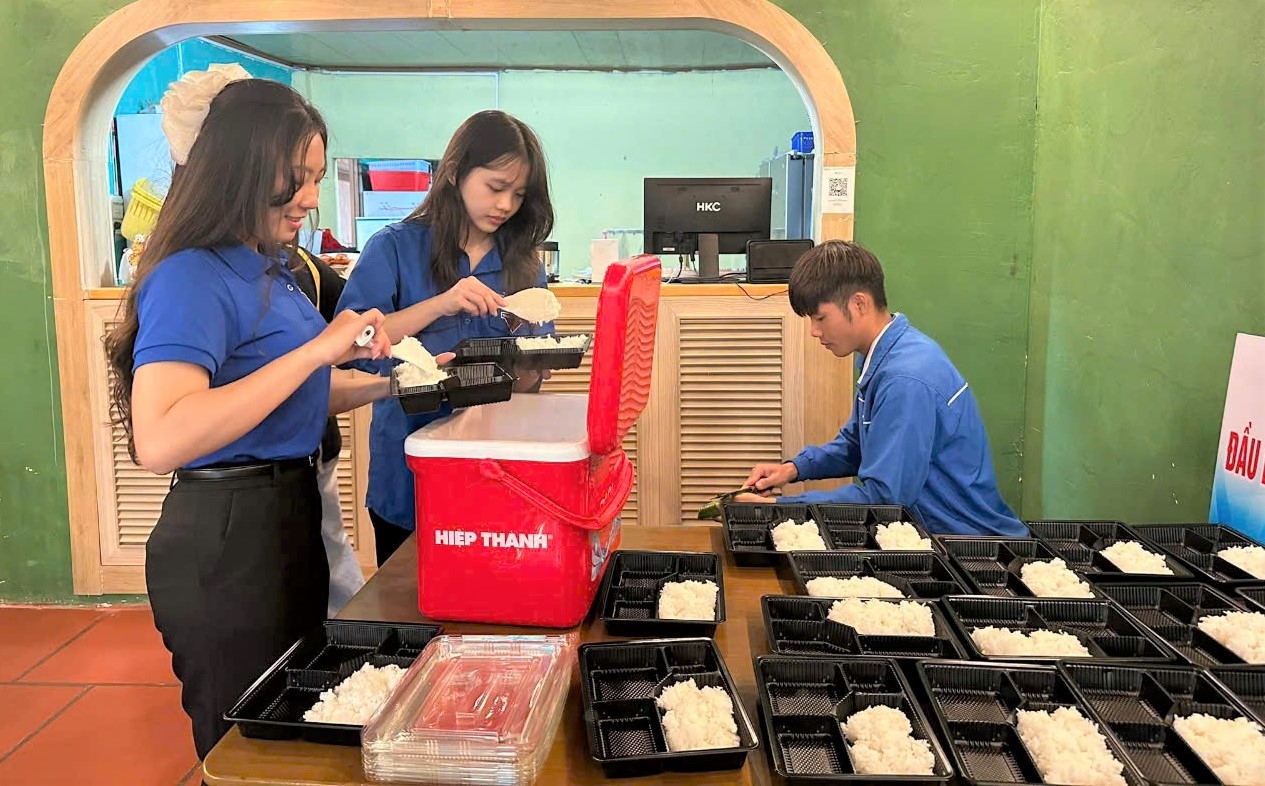 Đoàn viên, thanh niên thị trấn Lộc Thắng nấu cơm miễn phí tặng sĩ tử tại điểm thi trường THPT Bảo Lâm