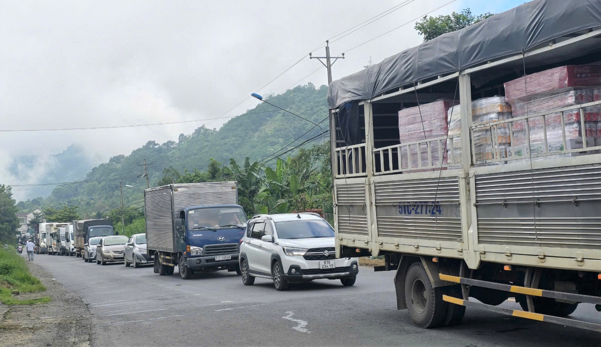 Giao thông trên Quốc lộ 20, đoạn qua đỉnh đèo Bảo Lộc (Thôn 5, xã Đại Lào, TP Bảo Lộc) bị ách tắc nghiêm trọng, xe cộ nối đuôi nhau kéo dài nhiều km