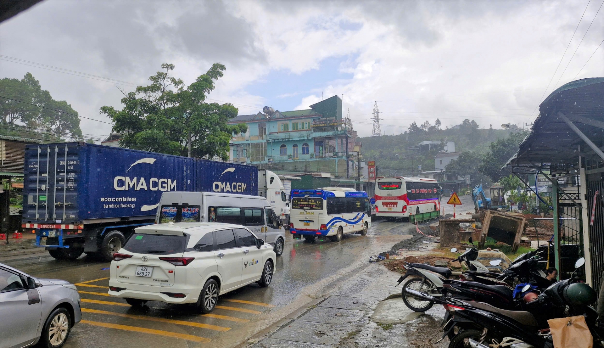 Xe cộ lưu thông qua lại 2 chiều tại Cống ngang vào chiều 28/6, sau khi công trình này tạm dừng thi công