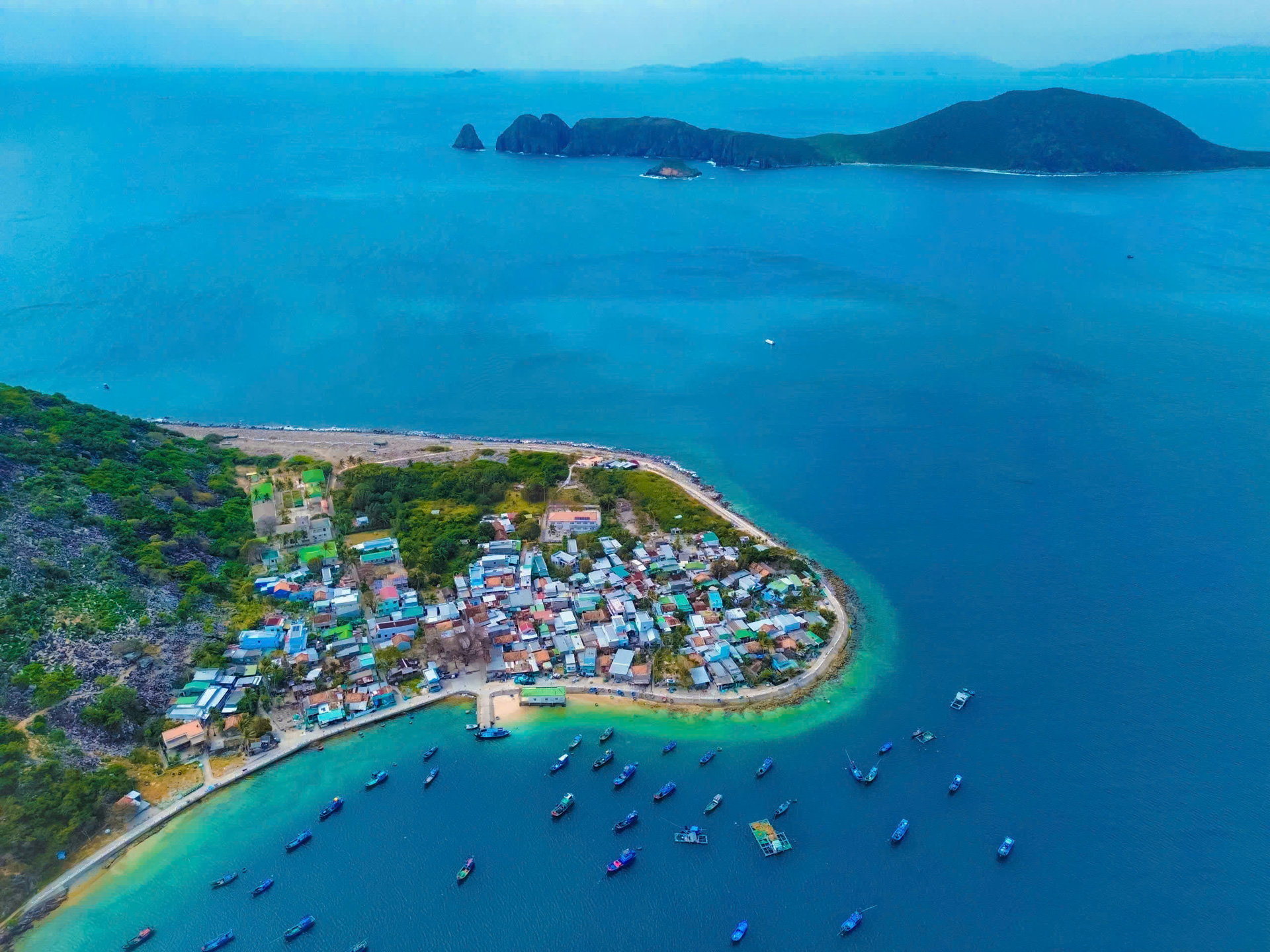 Làng chài Bích Đầm nhìn từ trên cao