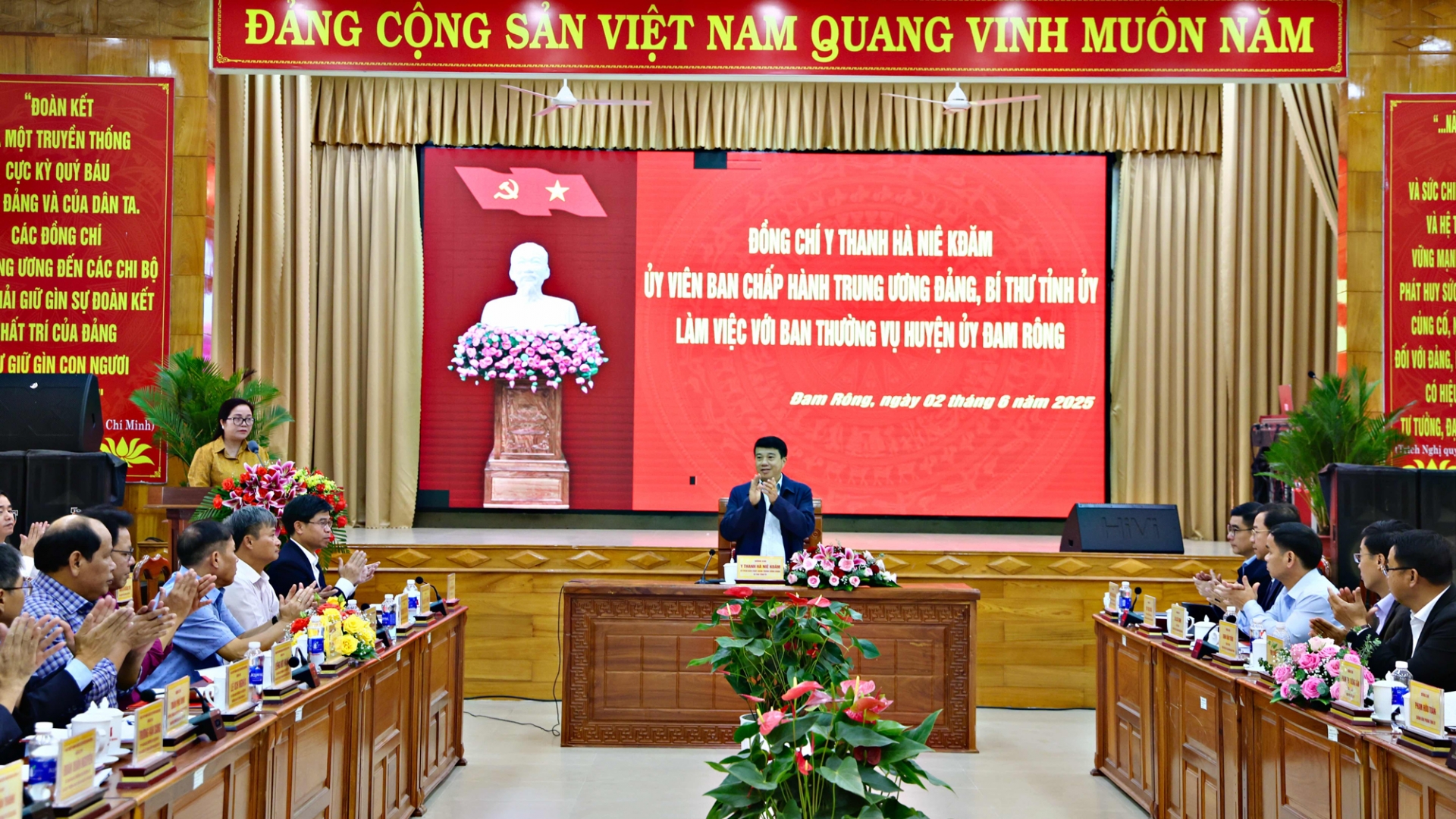 Bí thư Tỉnh uỷ Lâm Đồng Y Thanh Hà Niê Kđăm làm việc với Ban Thường vụ Huyện ủy Đam Rông
