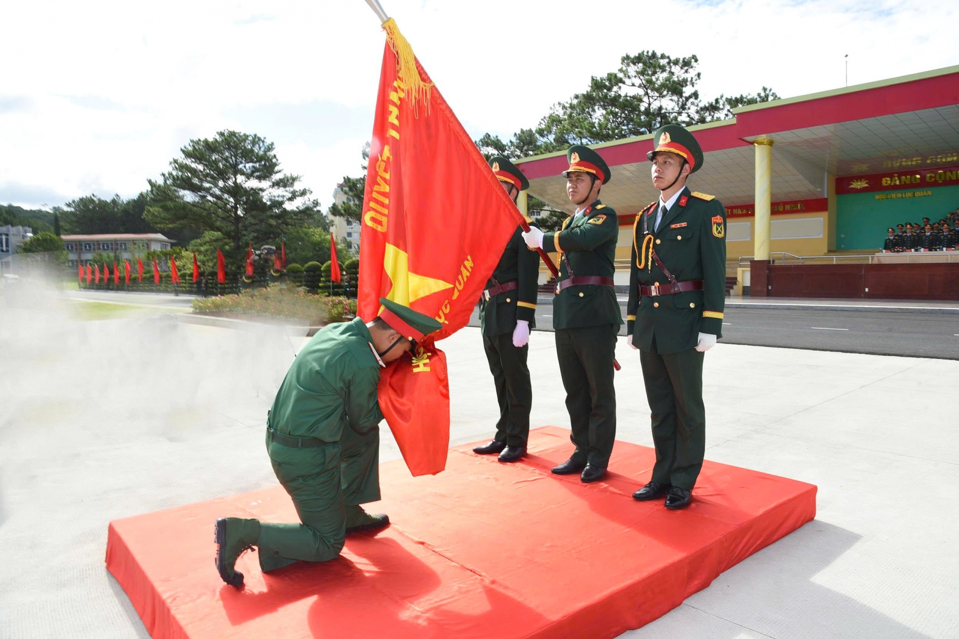 Chiến sĩ mới thực hiện nghi thức hôn quân kỳ