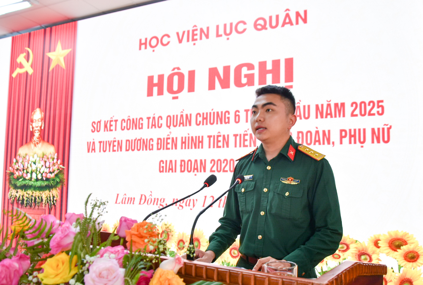 Đại diện các tổ chức quần chúng trình bày tham luận 
