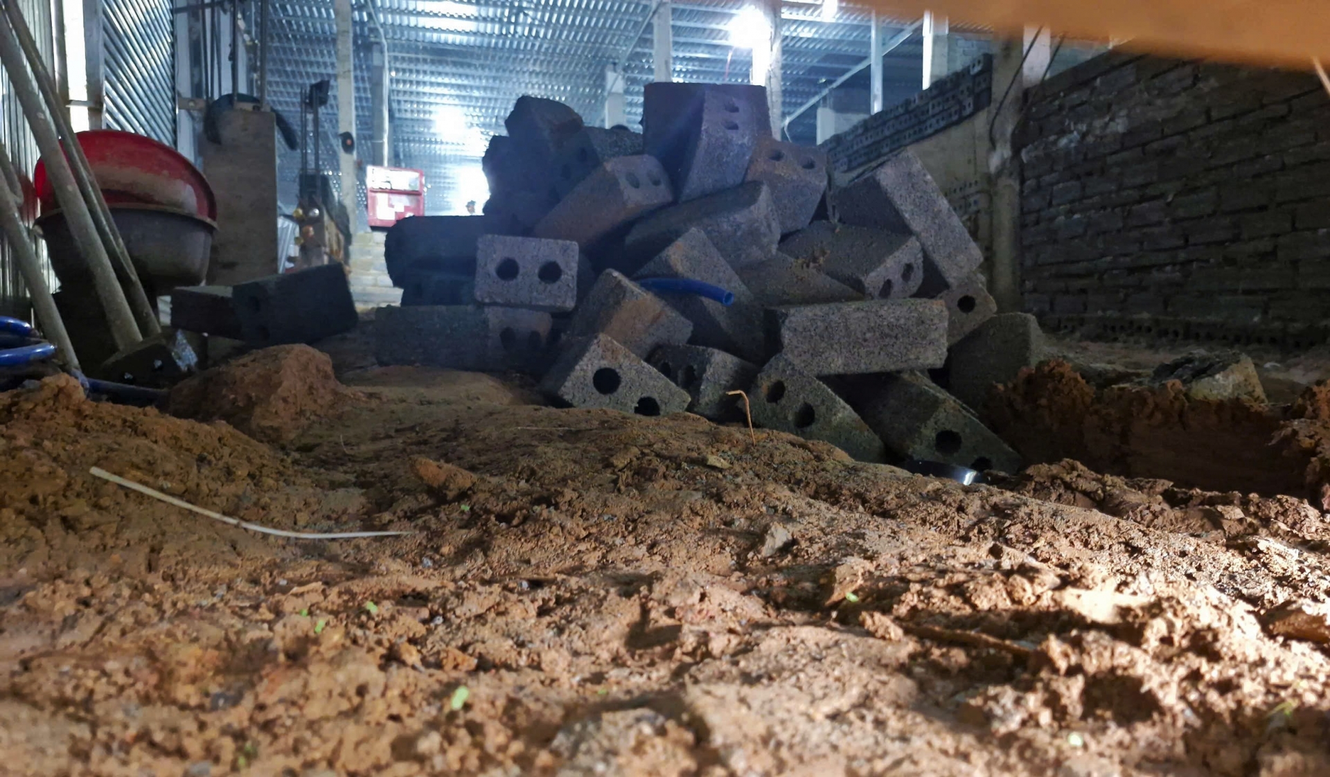 Sau nhiều ngày tiếp cận, vào chiều 14/6, phóng viên ghi nhận qua 1 lỗ tôn nhỏ và ghi nhận bên trong đang diễn ra hoạt động xây dựng tại công trình này