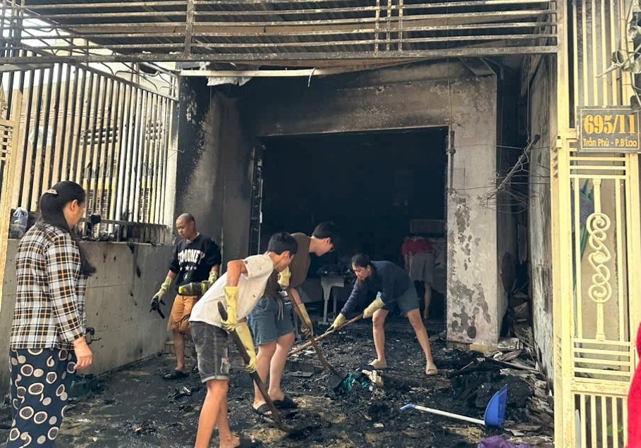Các lực lượng cùng người dân hỗ trợ gia đình dọn dẹp khắc phục hậu quả sau vụ hỏa hoạn