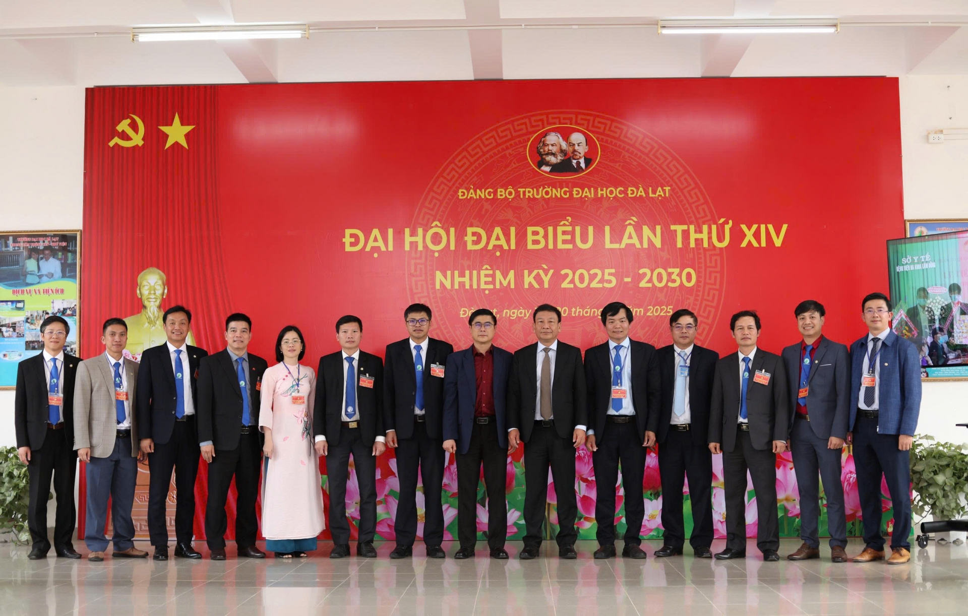 Đại biểu tham dự đại hội chụp hình lưu niệm với lãnh đạo Tỉnh ủy Lâm Đồng.