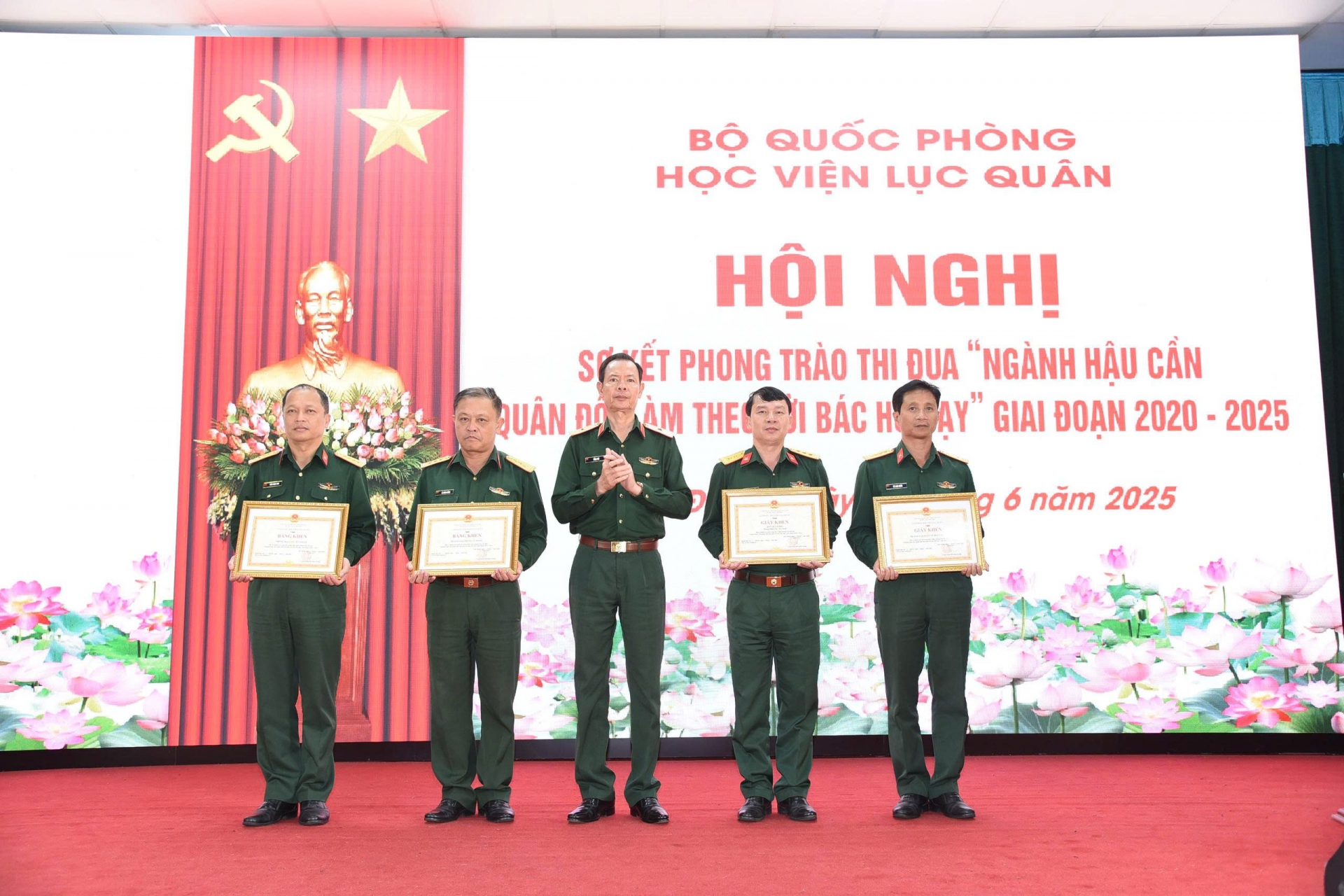 Thiếu tướng Tống Phú - Phó Giám đốc Học viện khen thưởng các tập thể có thành tích trong phong trào thi đua 