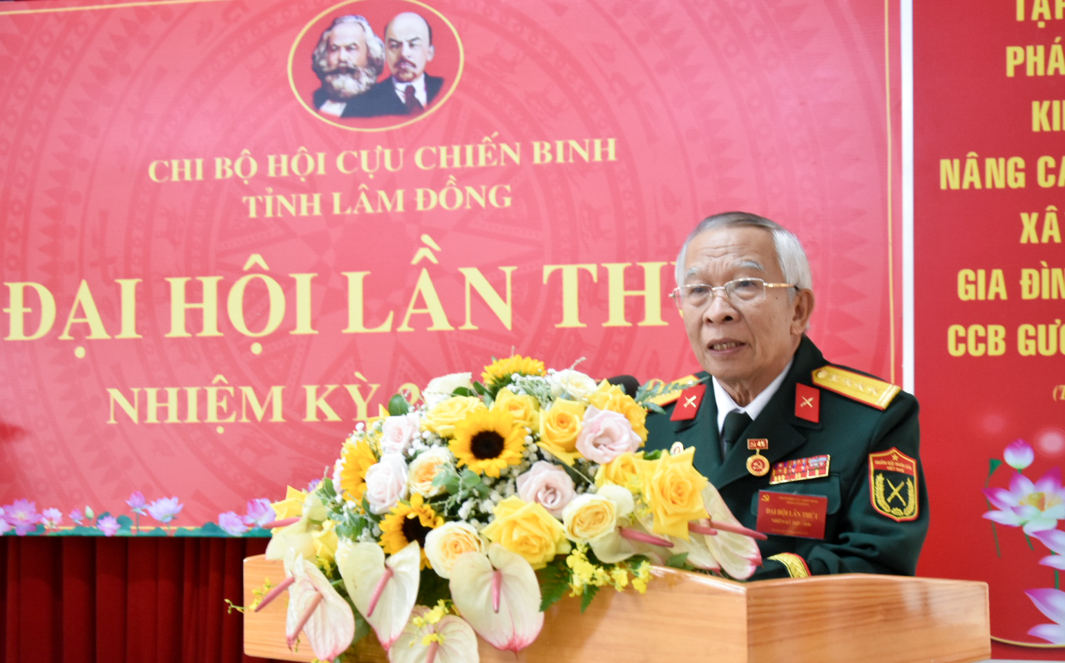 Đồng chí Vũ Công Tiến - Bí thư Chi bộ, Chủ tịch Hội CCB tỉnh phát biểu tại Đại hội 