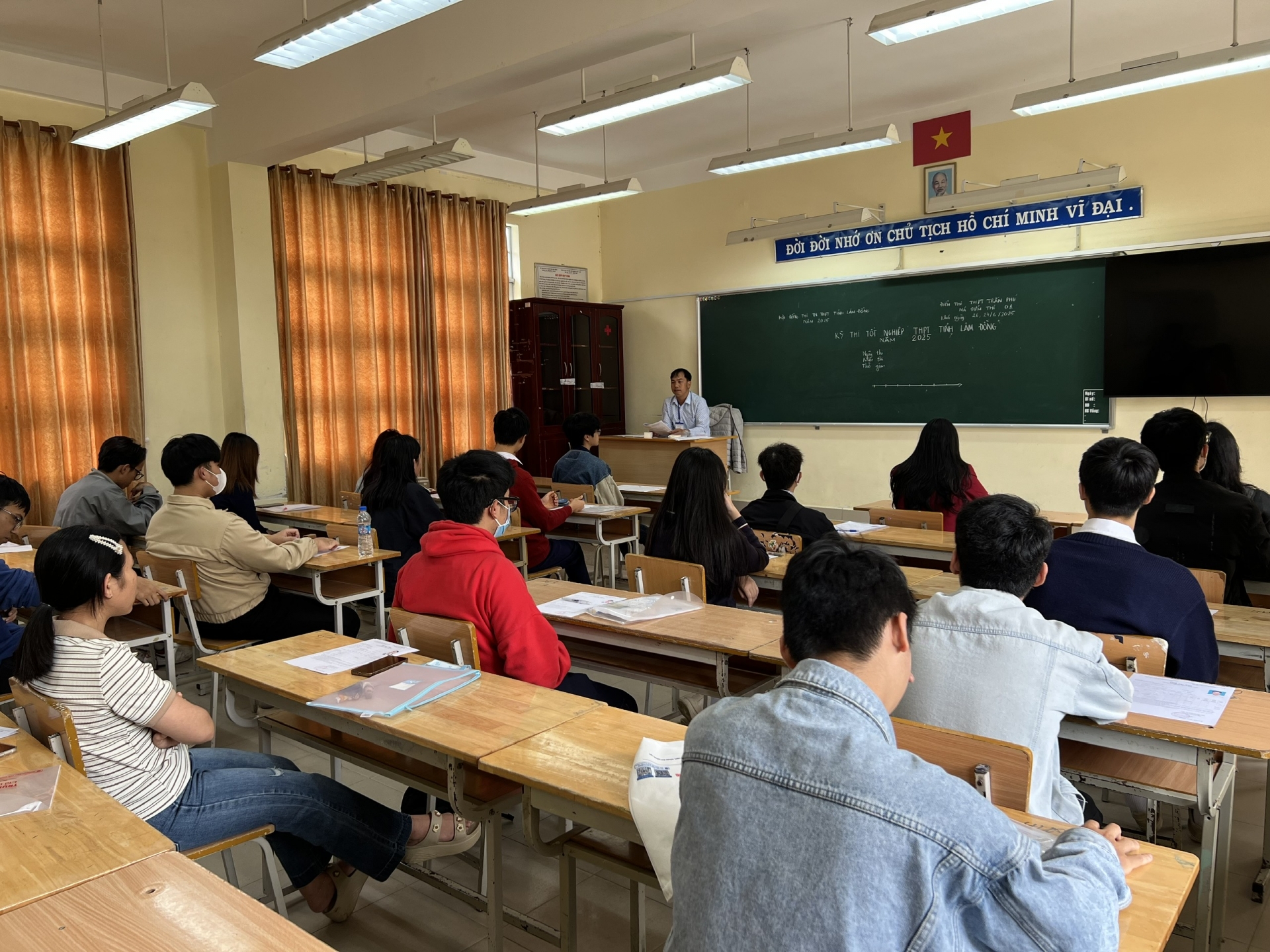 Các TS tại điểm thi Trường THPT Trần Phú trước giờ làm bài môn Ngữ văn.