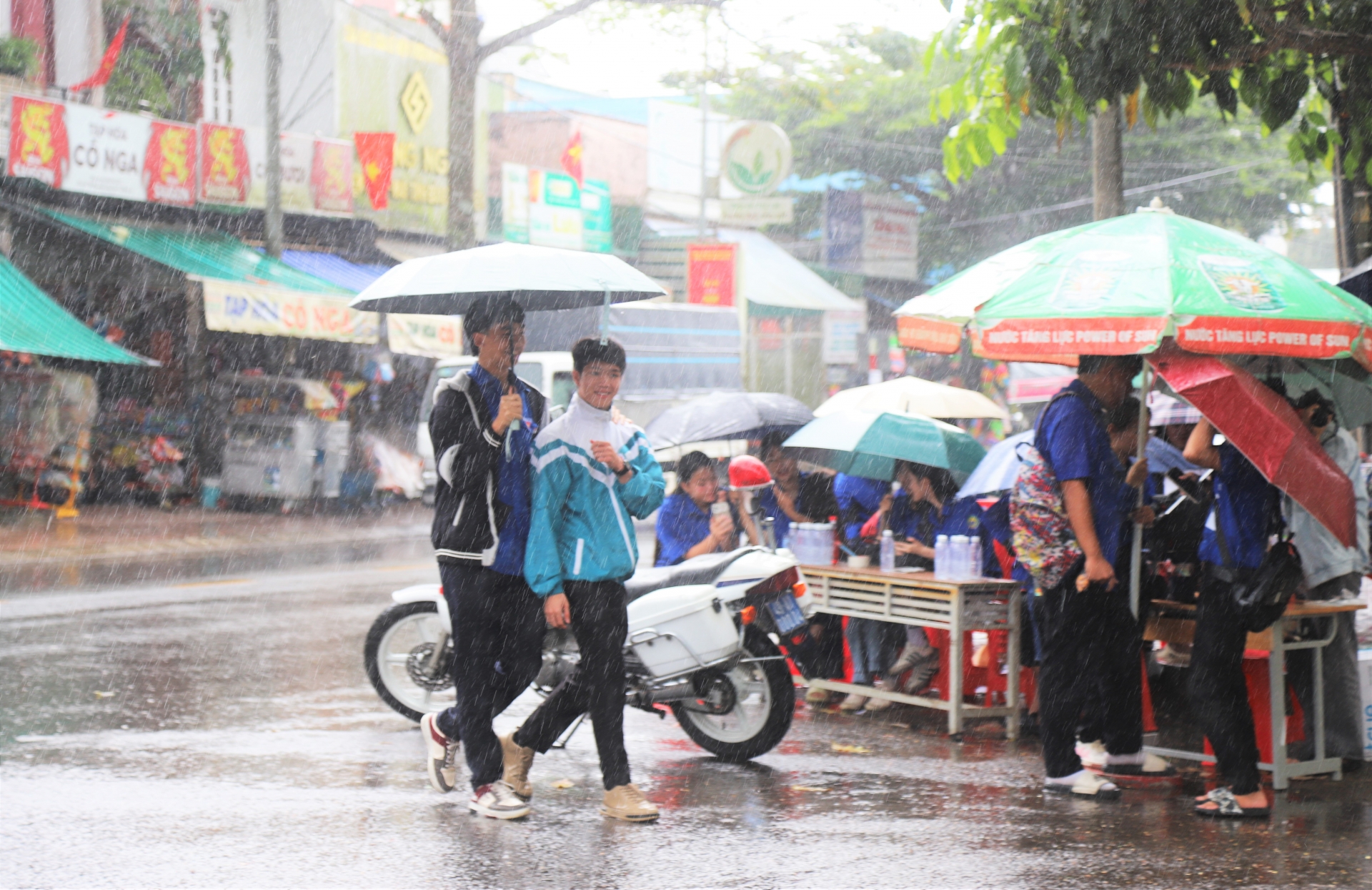 Vào chiều 26/6, trước khi bước vào thi môn Toán, trên địa bàn TP Bảo Lộc liên tục xảy ra mưa lớn