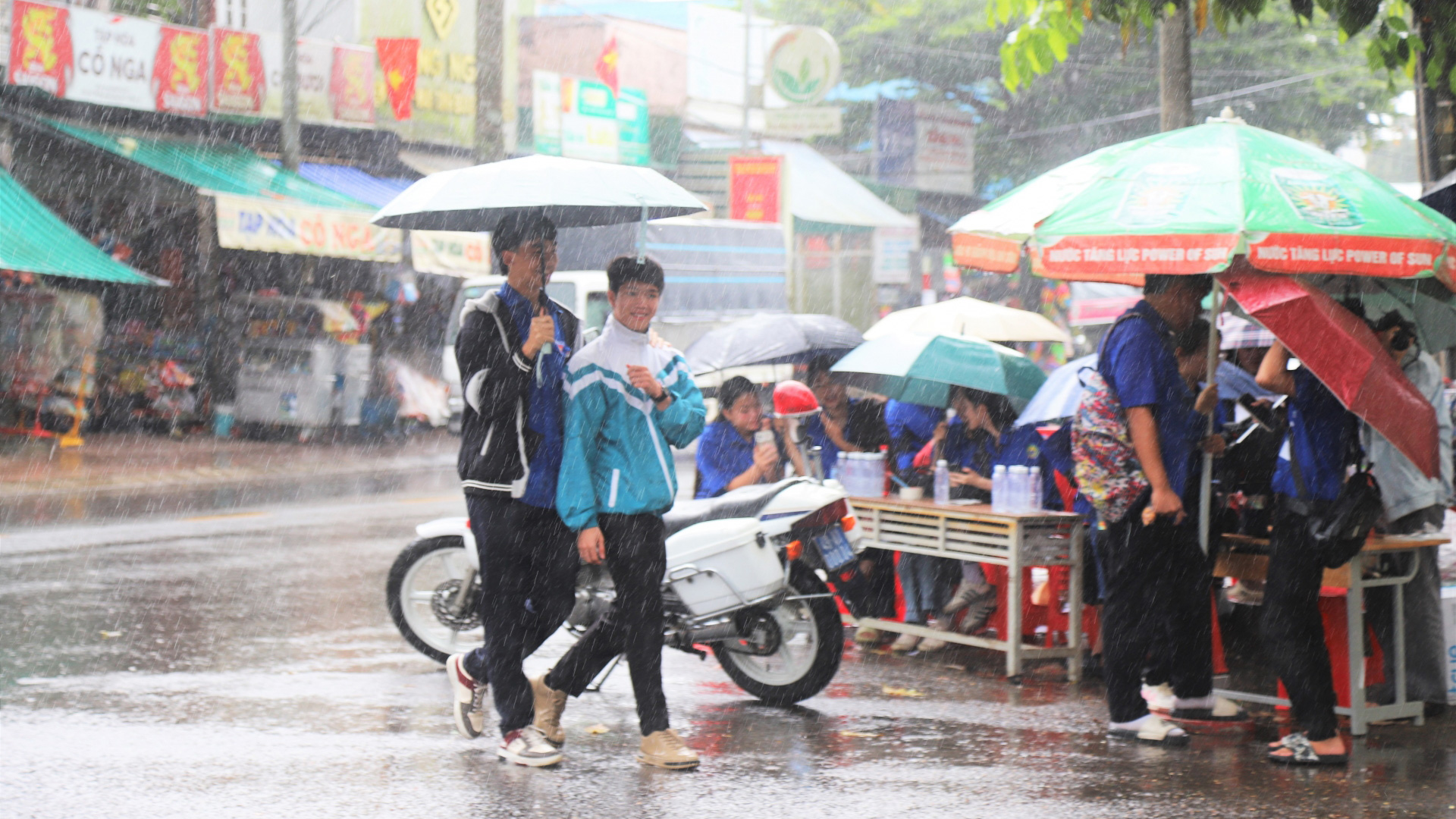 Thanh niên tình nguyện Bảo Lộc đội mưa đồng hành cùng sĩ tử