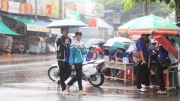 Thanh niên tình nguyện Bảo Lộc đội mưa đồng hành cùng sĩ tử