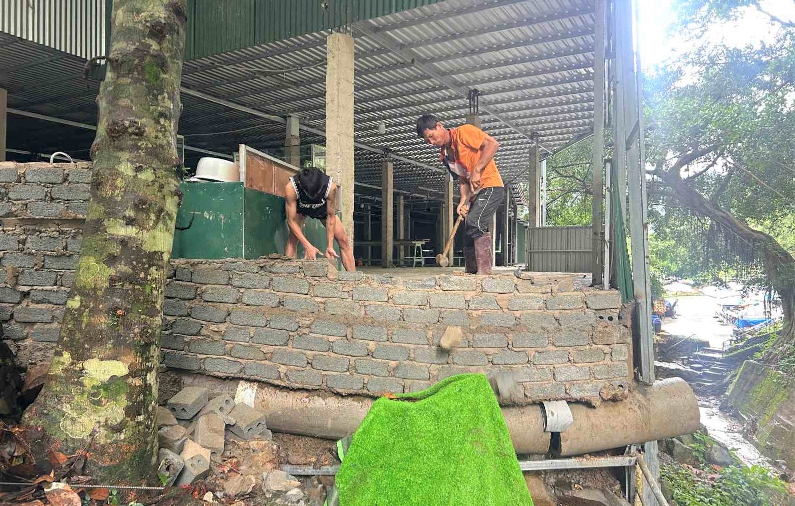 Chủ công trình không phép trên đèo Bảo Lộc đang tự nguyện tháo dỡ khắc phục vi phạm