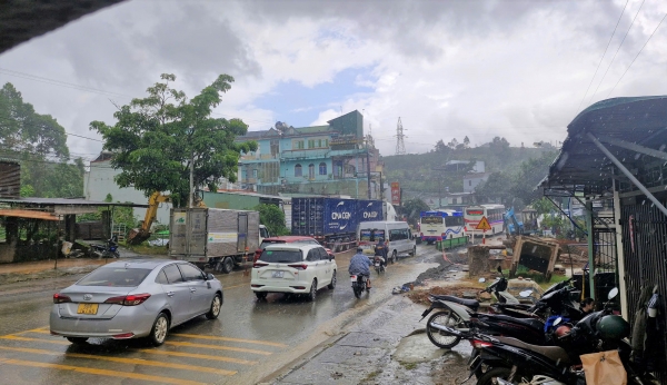 Tạm dừng thi công cống ngang trên Quốc lộ 20 để chống ùn tắc giao thông