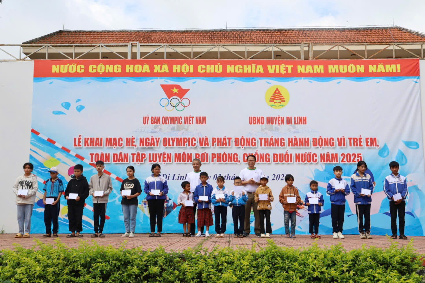 Tặng quà cho các em học sinh vượt khó vươn lên trong học tập