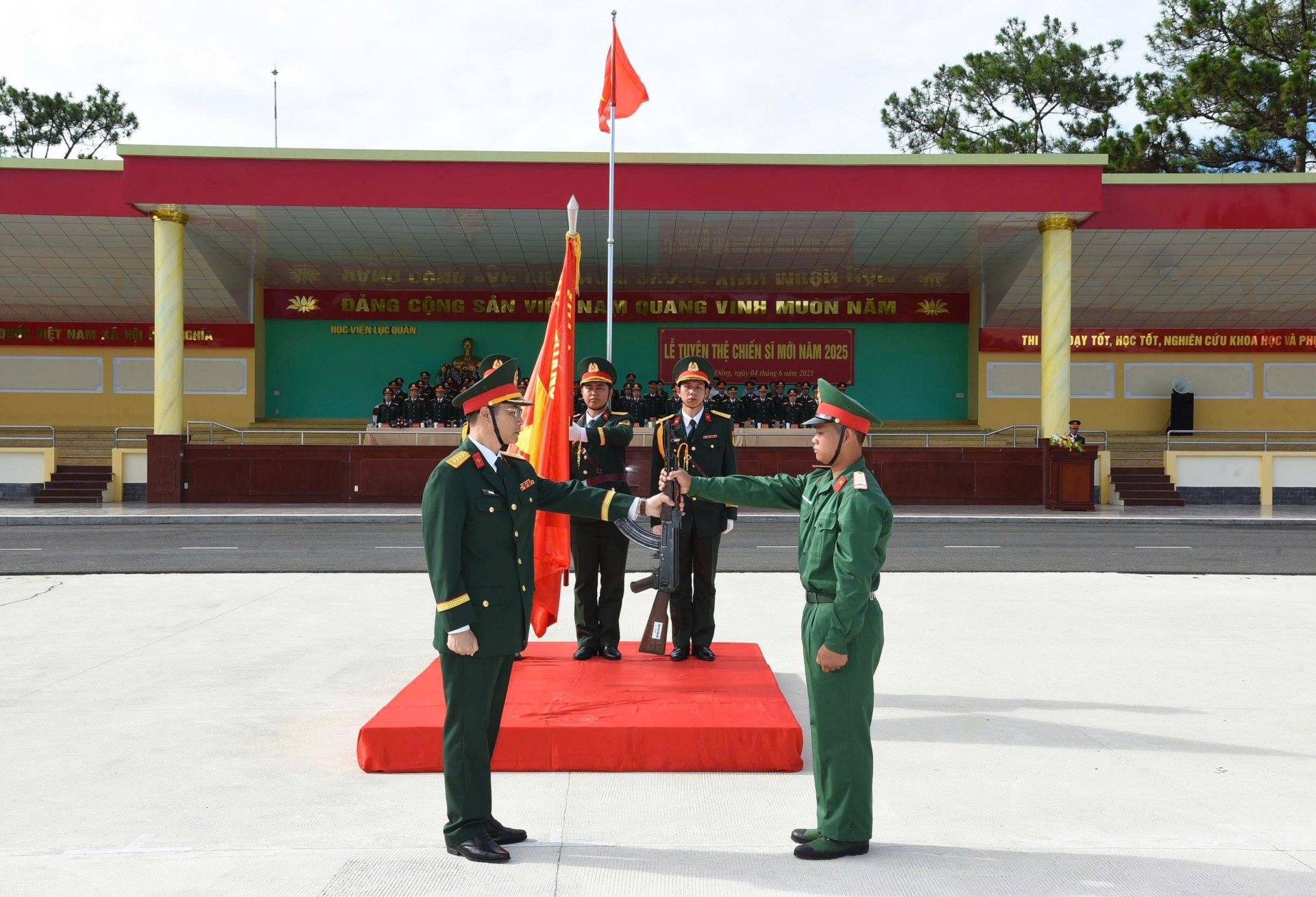 Nghi thức trao súng cho chiến sĩ mới 
