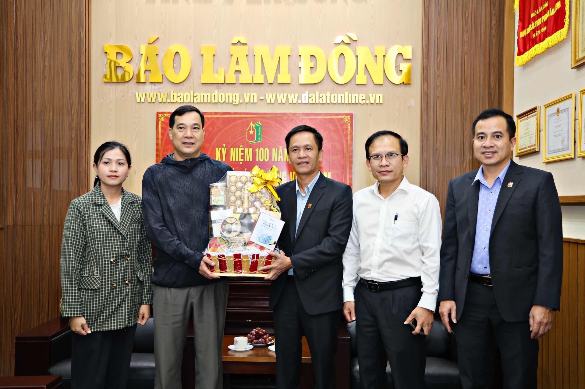 Lãnh đạo Bệnh viện Hoàn Mỹ Đà Lạt thăm, chúc mừng Báo Lâm Đồng