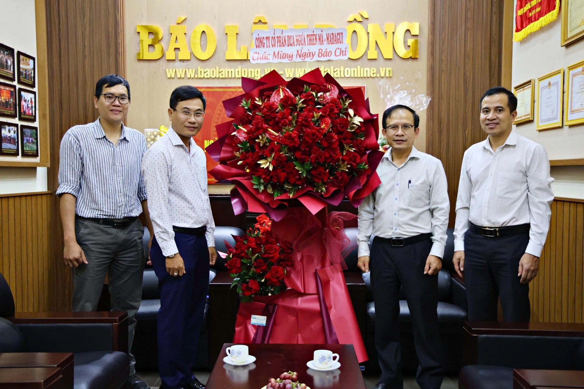 Công ty cổ phần đua ngựa Thiên Mã – Madagui chúc mừng tập thể Báo Lâm Đồng