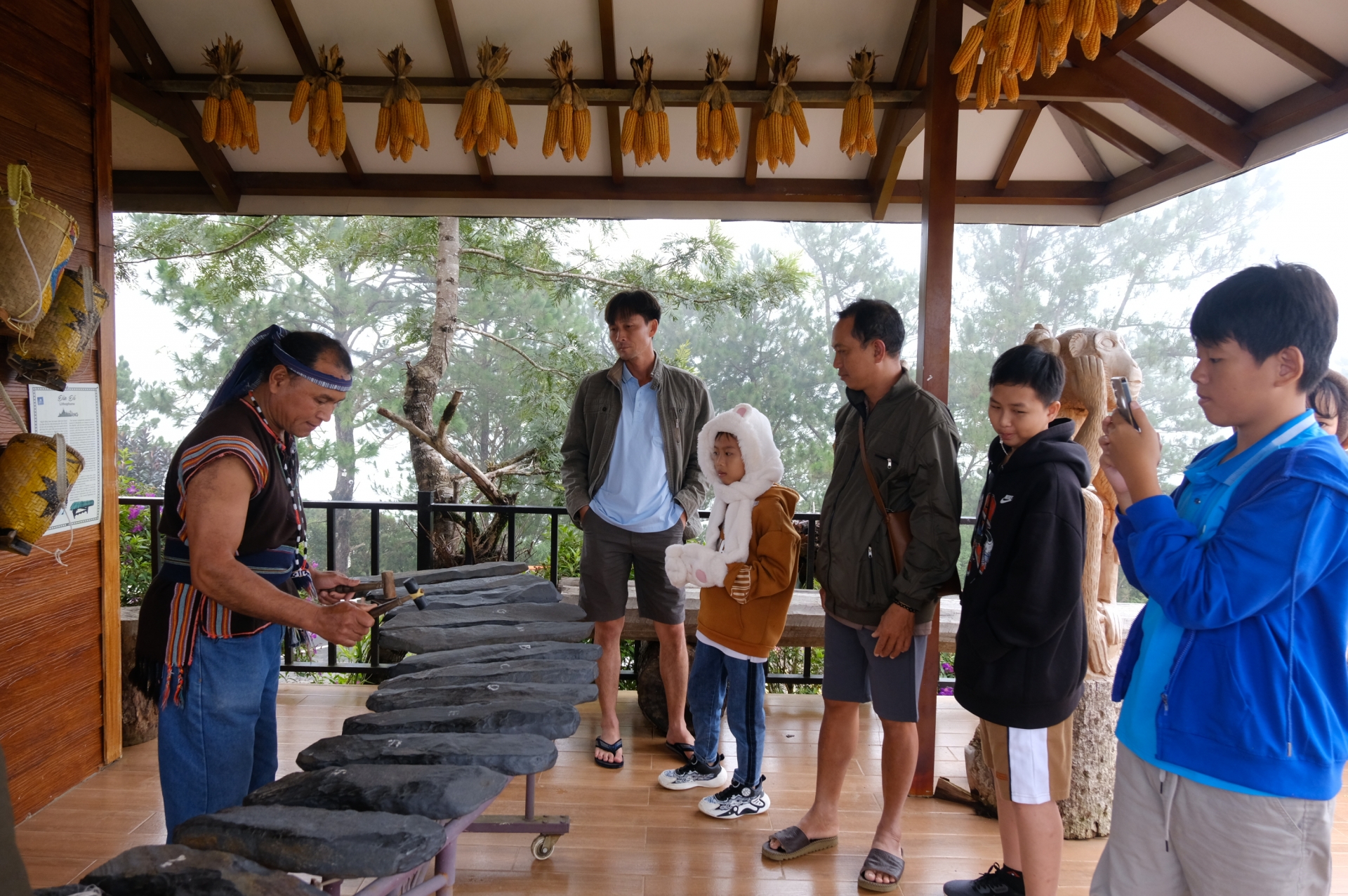 Du khách còn được thưởng thức đàn đá và các điệu nhạc, điệu múa truyền thống của người K’Ho trên đỉnh núi Lang Biang