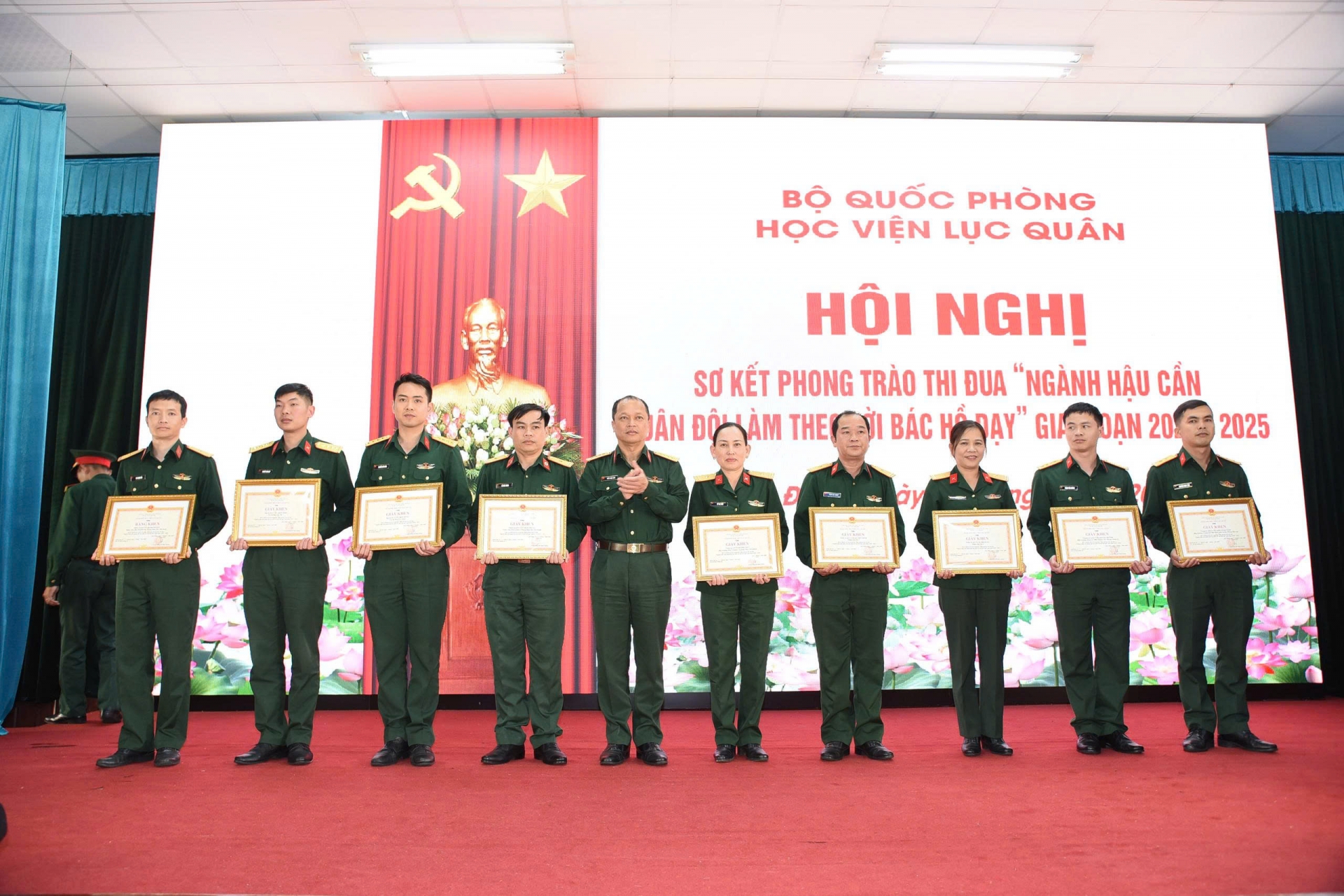 Thiếu tướng Tống Phú - Phó Giám đốc Học viện khen thưởng các cá nhân có thành tích trong phong trào thi đua 
