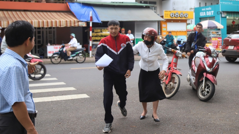Bảo Lộc: Đến giờ vào phòng thi chưa thấy học sinh, giáo viên lo lắng chạy xe máy đến tận nhà hỗ trợ