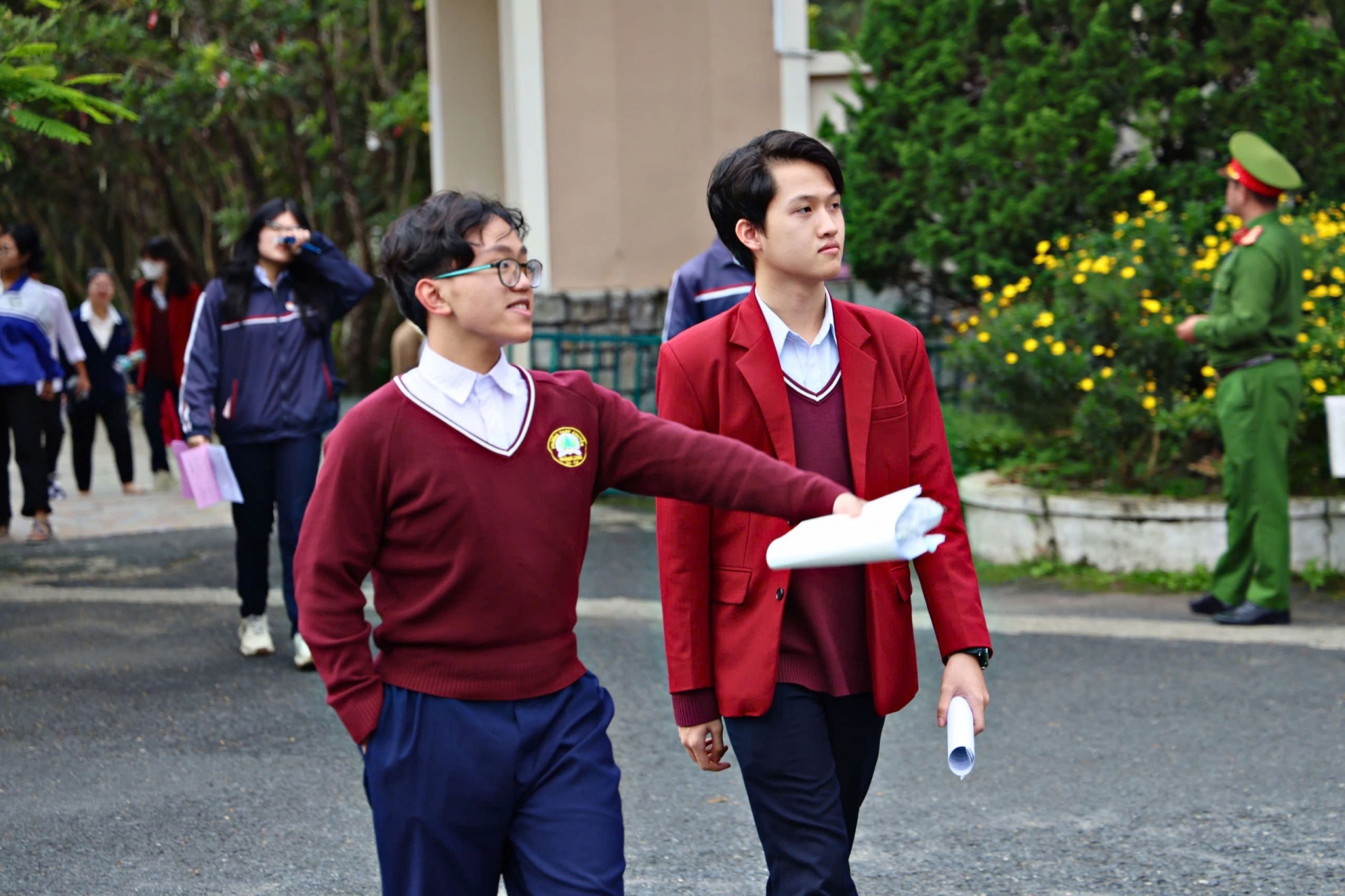 Dù trải qua một ngày thi với hai môn bắt buộc căng thẳng và mệt mỏi nhưng phần lớn các TS đều tỏ ra lạc quan và tràn đầy năng lượng.