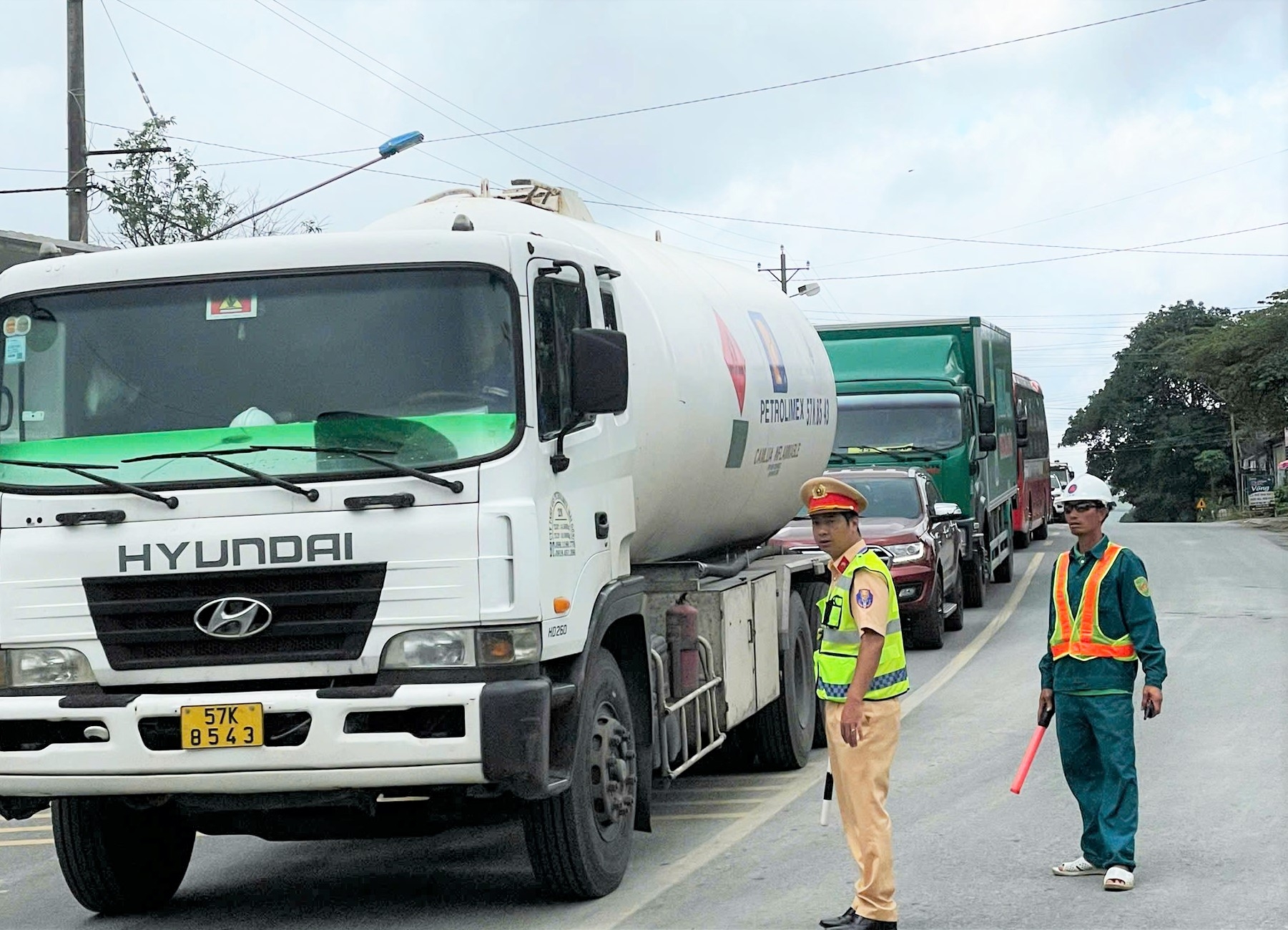 Lực lượng Cảnh sát Giao thông tham gia điều tiết, phân luồng trên Quốc lộ 20, đoạn qua xã Đại Lào