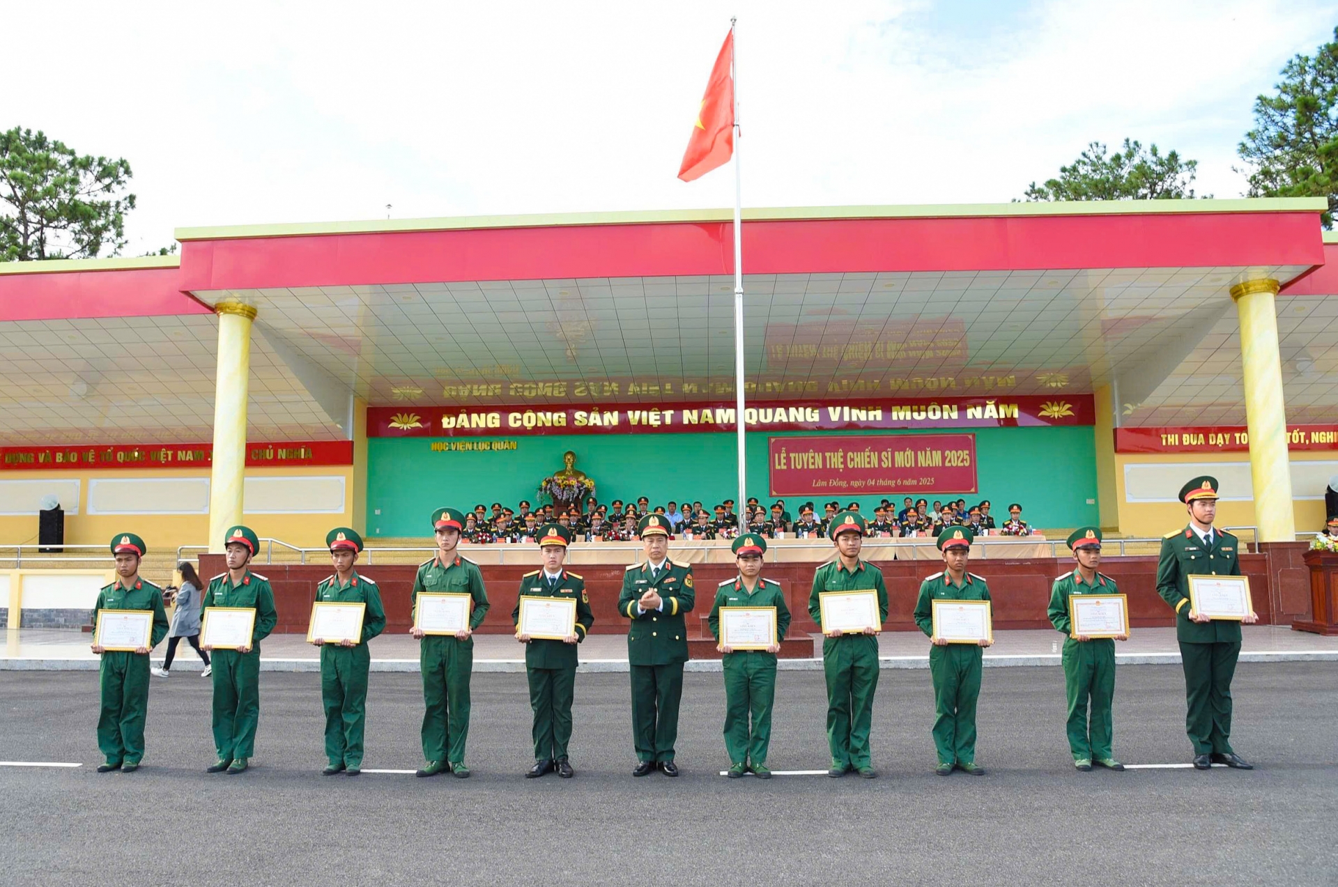 Thiếu tướng Đỗ Anh Tuấn – Phó Giám đốc Học viện Lục quân trao giấy khen cho các cá nhân có thành tích 