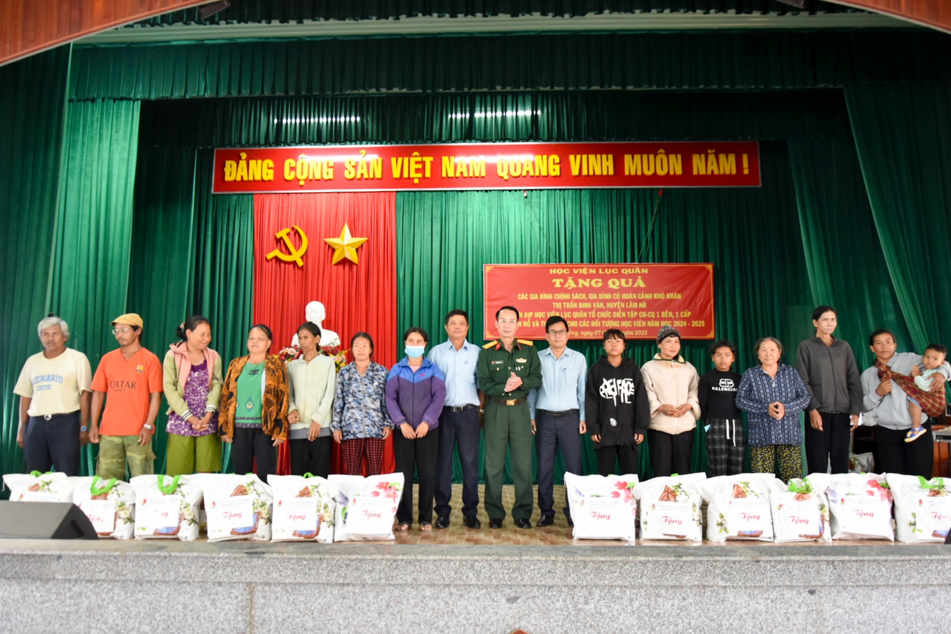 Đoàn tặng quà cho các hộ gia đình có hoàn cảnh khó khăn
