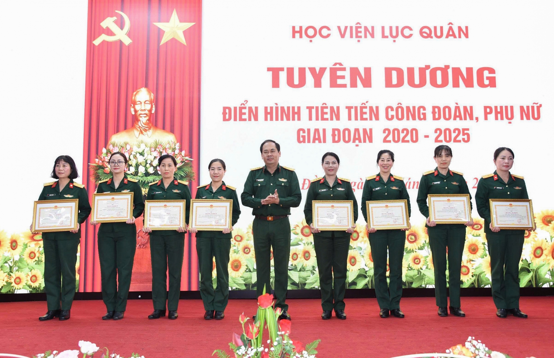 Đại tá Nguyễn Thanh Phong - Phó Chính ủy Học viện trao bằng khen cho các tập thể, cá nhân có thành tích 