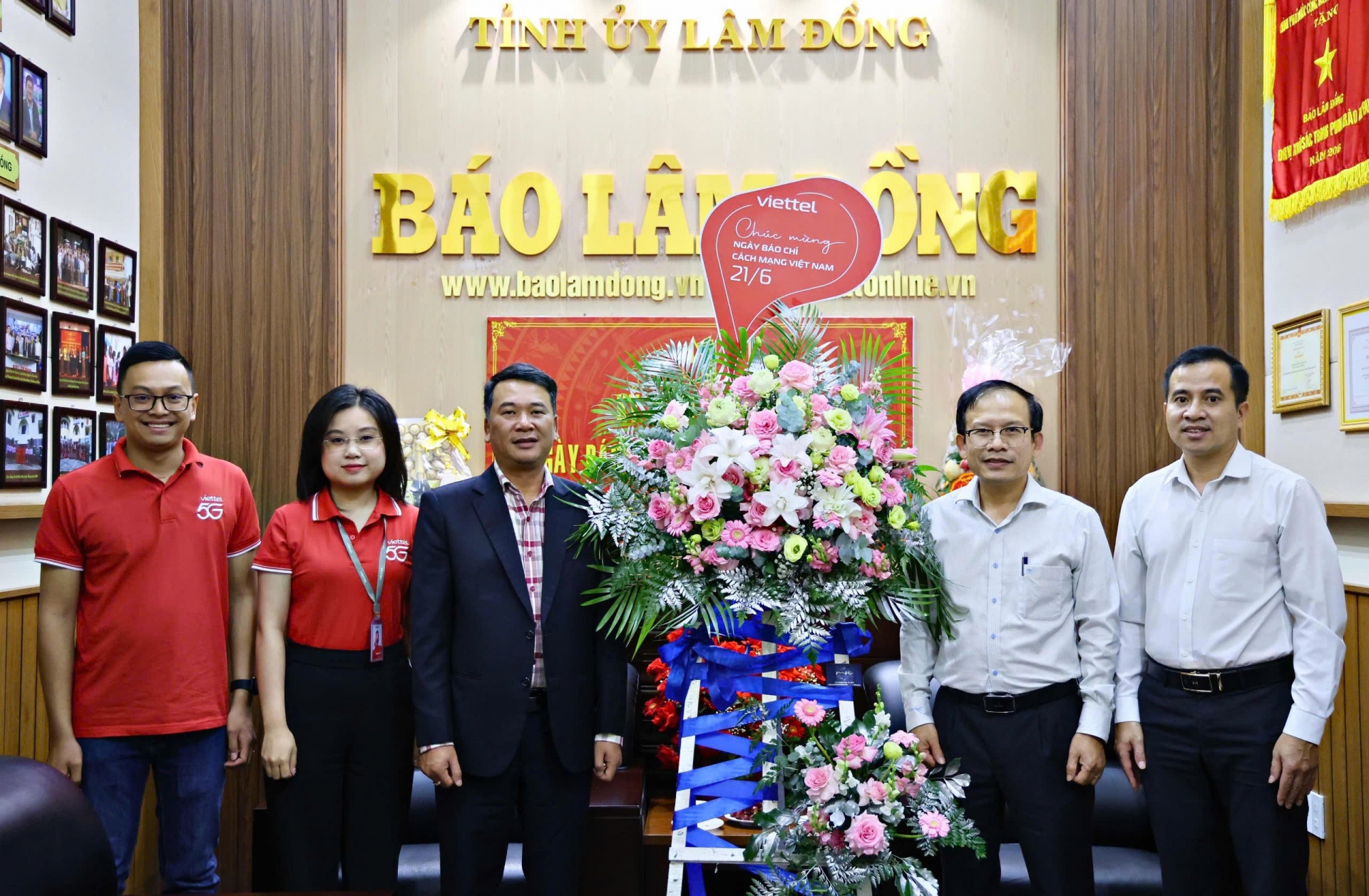 Viettel Lâm Đồng tặng hoa chúc mừng Báo Lâm Đồng