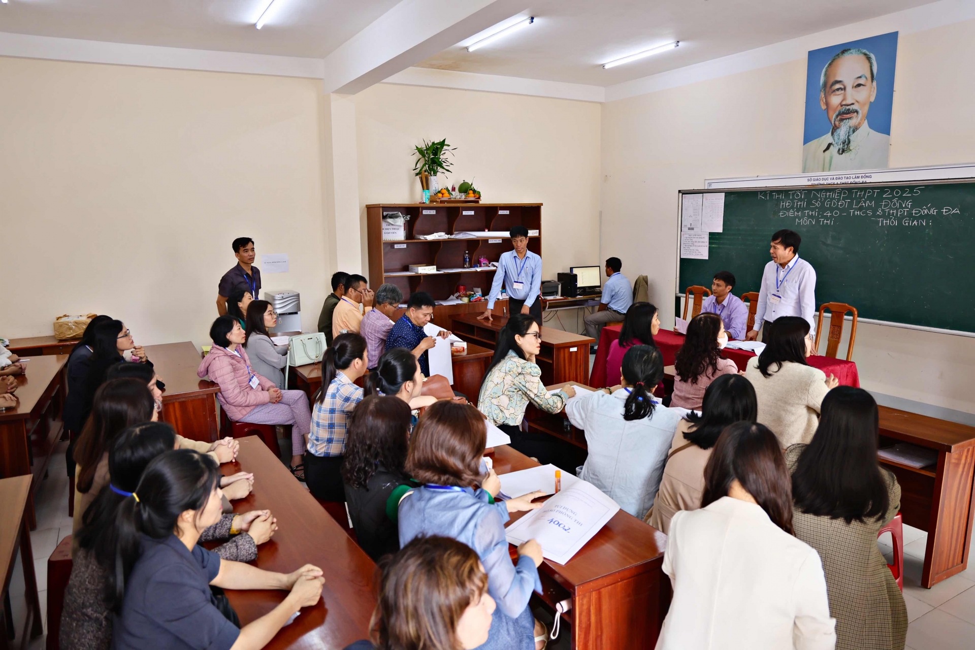 Cán bộ coi thi họp trước giờ triển khai làm thủ tục cho các thí sinh