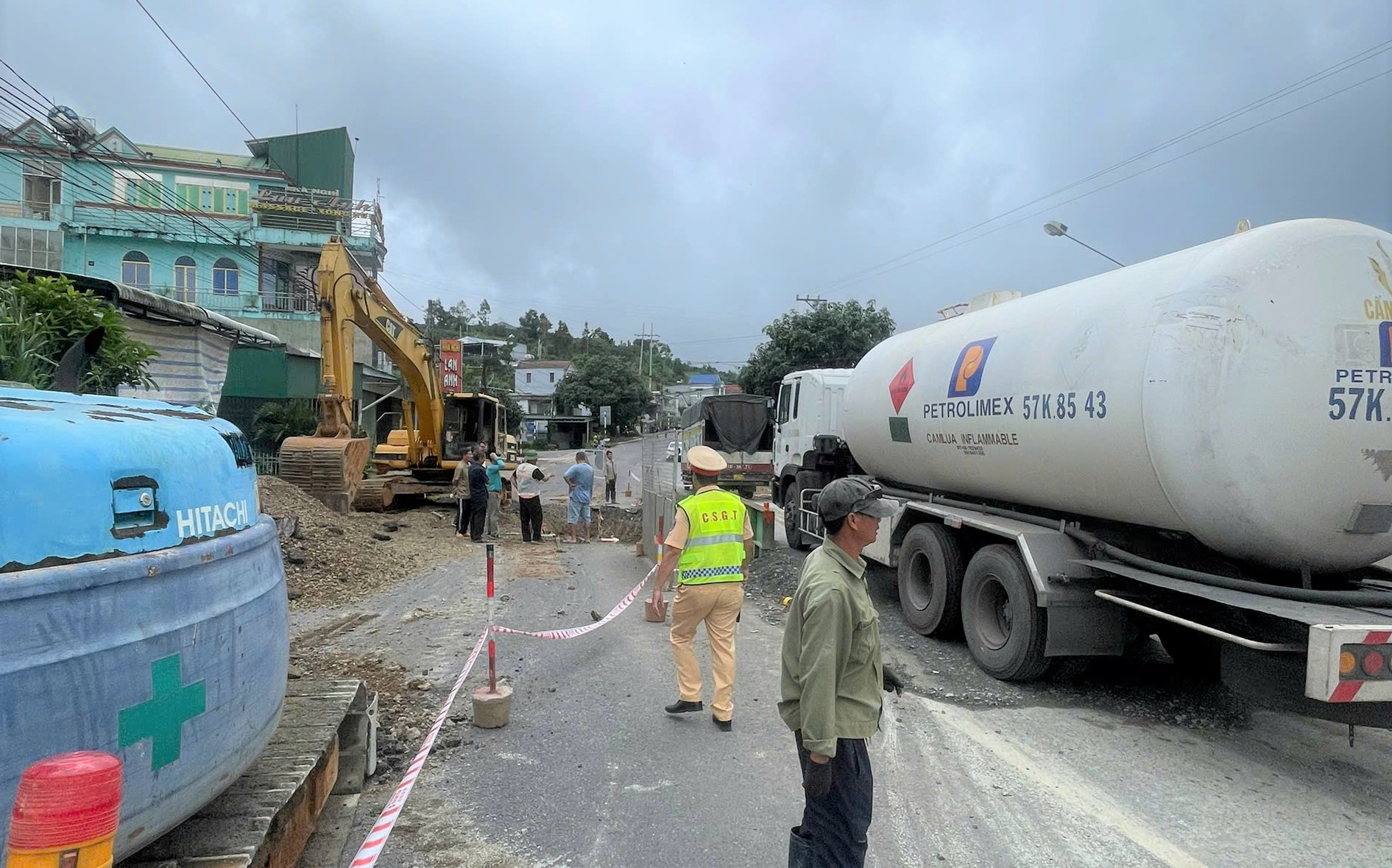 Qua trình thi công sửa chữa cống ngang trên Quốc lộ 20, đoạn qua ngã ba BLao Srê đang xảy ra những bất cập là nguyên nhân khiến giao thông ách tắc kéo dài