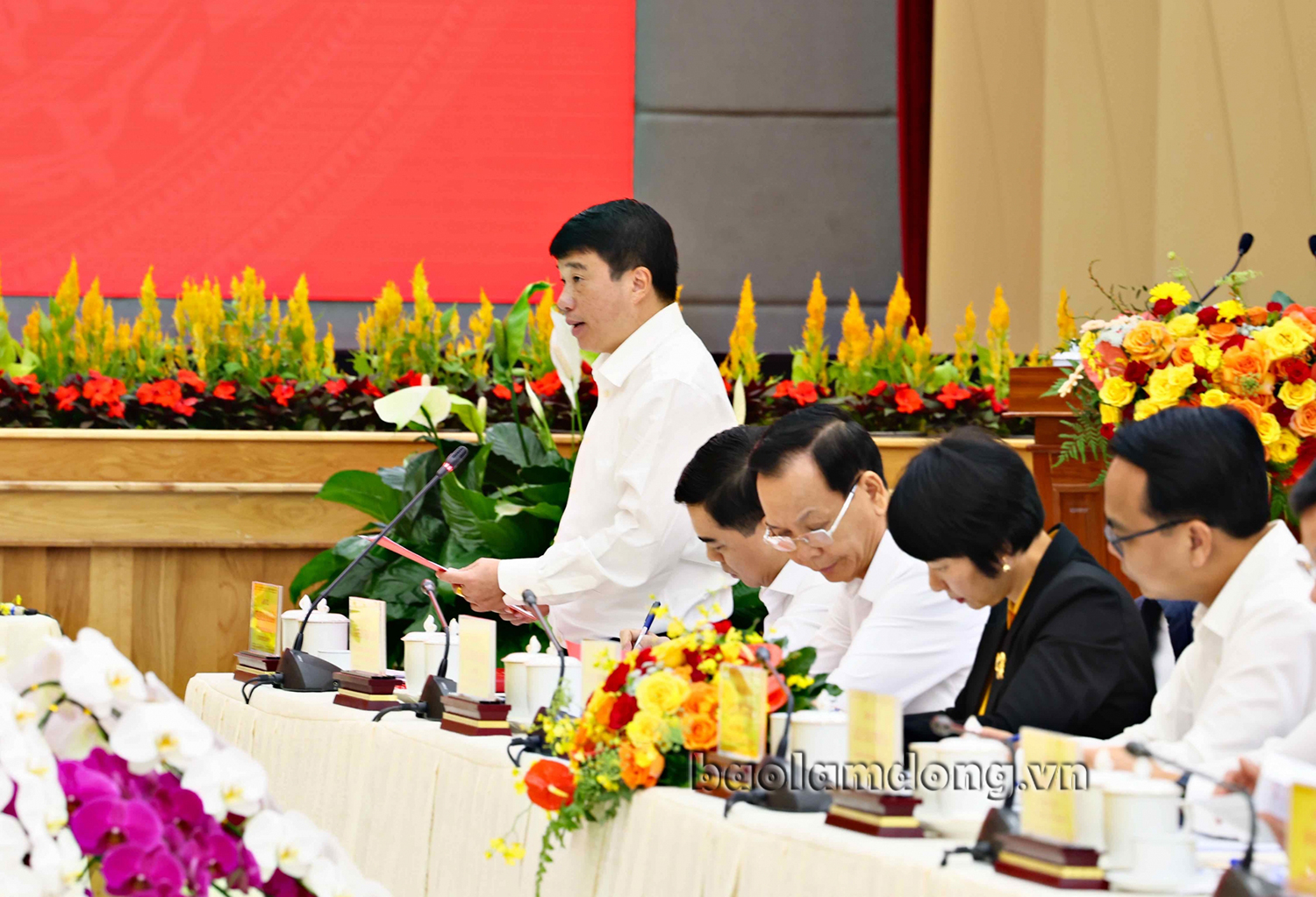 Bí thư Tỉnh ủy Lâm Đồng Y Thanh Hà Niê Kđăm báo cáo tình hình công tác sáo nhập tỉnh, kết thúc cấp huyện cũng như các đề xuấ của 3 tỉnh Lâm Đồng, Bình Thuận, Đắk Nông với Tổng Bí thư và Đoàn công tác Trung ương