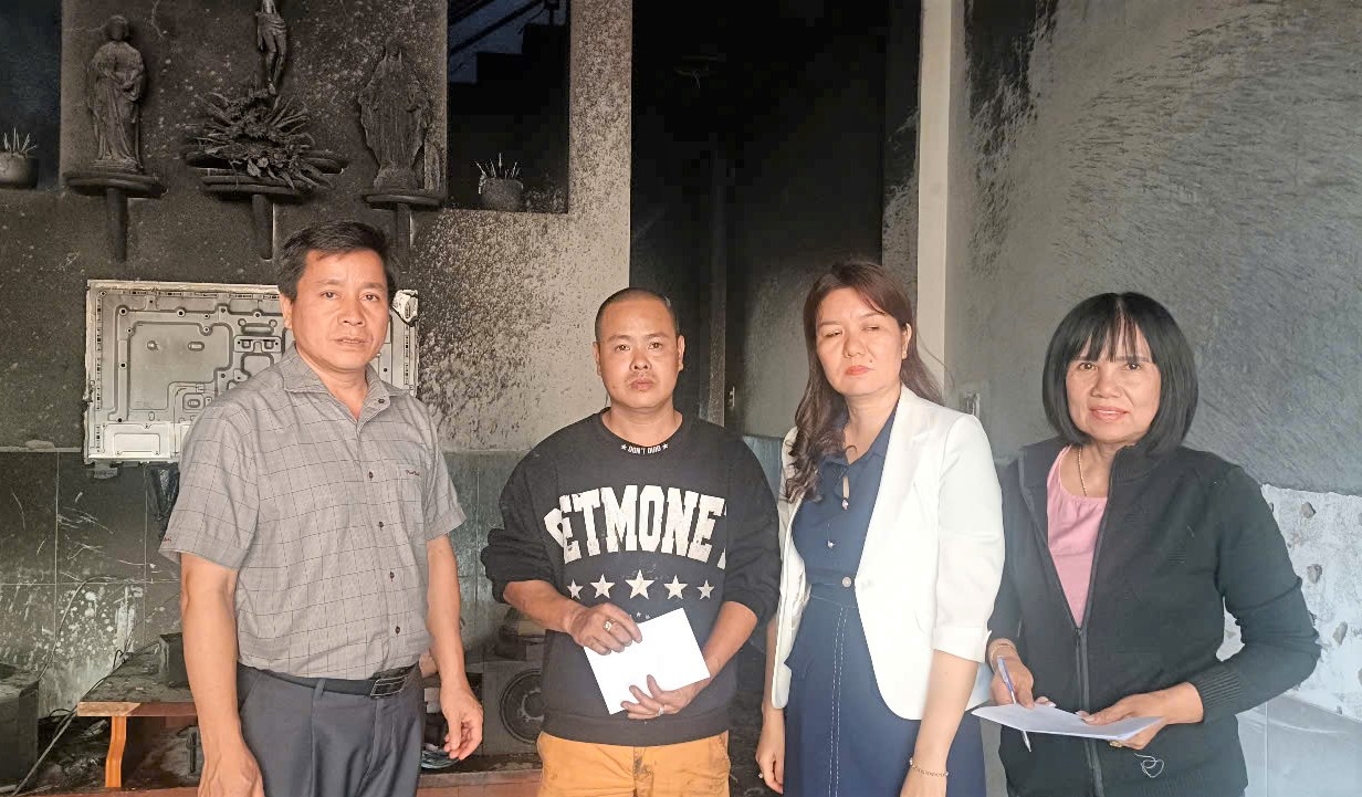 Lãnh đạo phường BLao kịp thời có mặt trao hỗ trợ, động viên gia đình ông Luân sau vụ hỏa hoạn