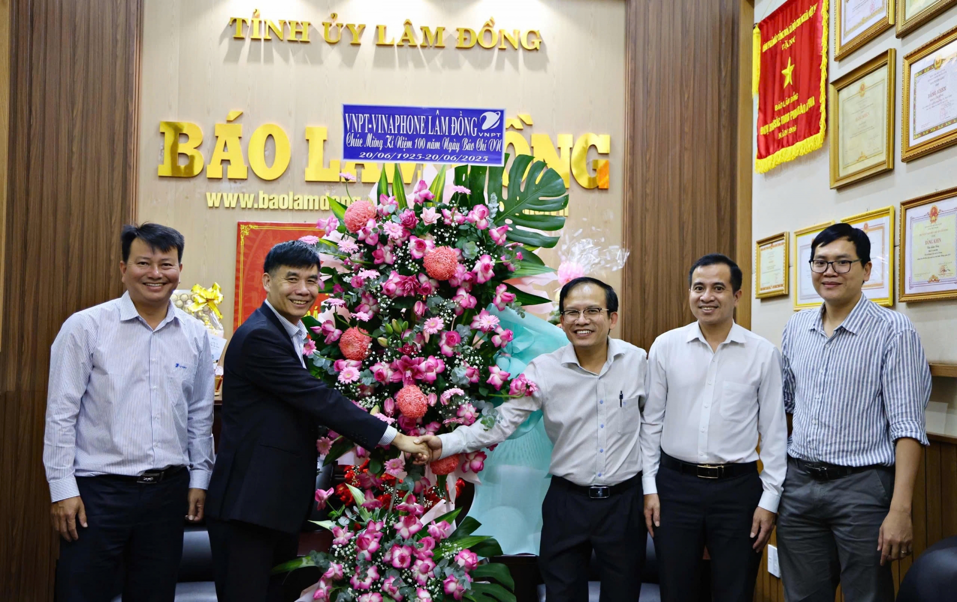 Lãnh đạo VNPT Lâm Đồng tặng hoa chúc mừng